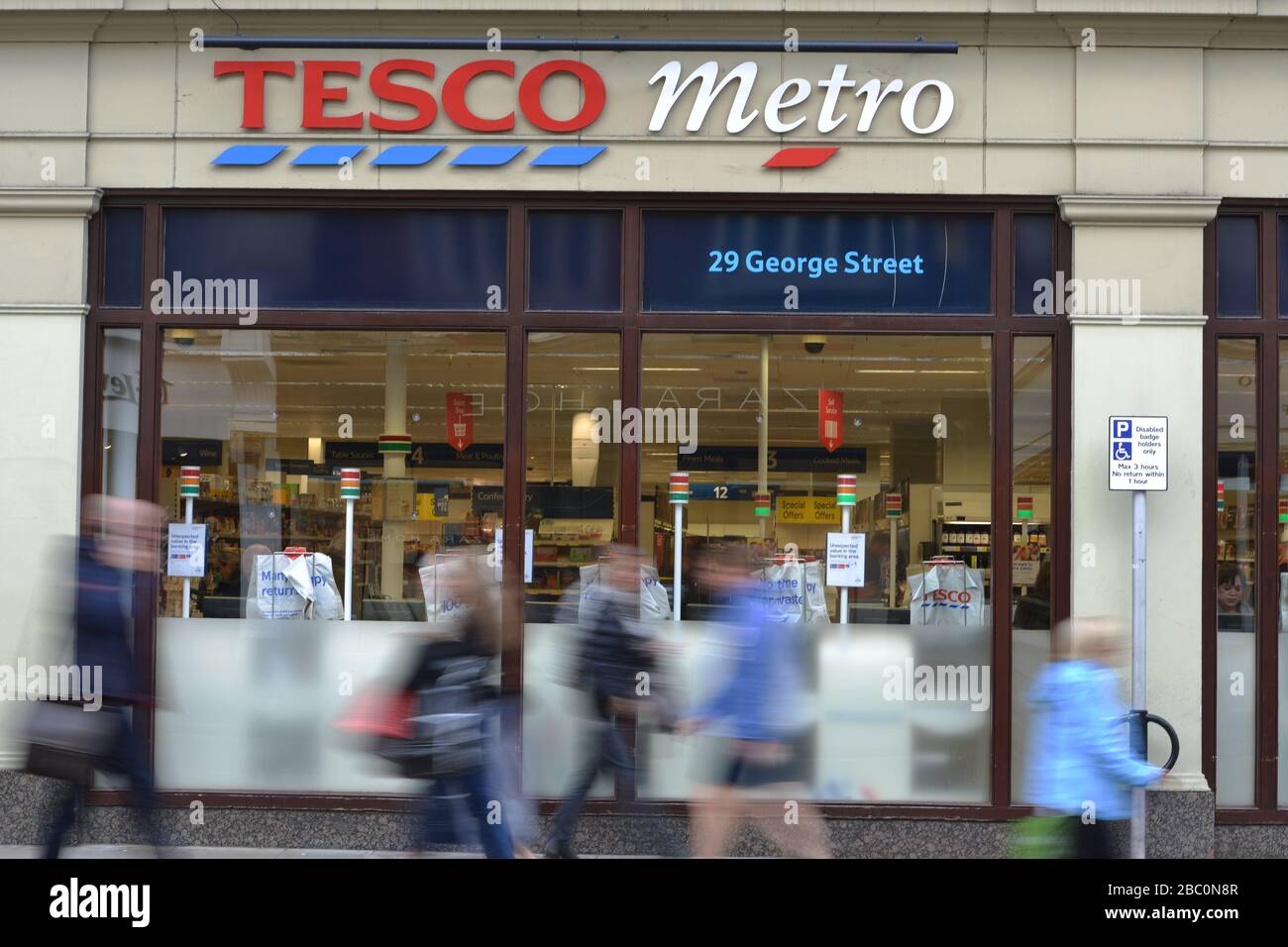 Tesco Metro, George Street, Richmond, London, Großbritannien Stockfoto