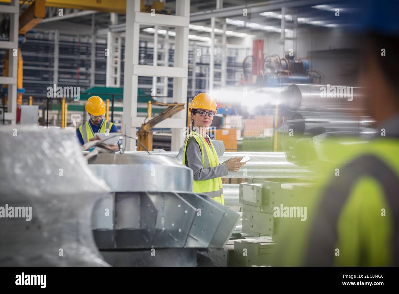 Arbeiter in der Stahlfabrik Stockfoto