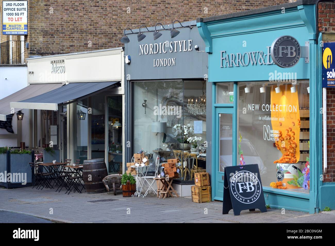Geschäfte und Cafés auf Richmond Hill, Richmond, London, Großbritannien. Farrow & Ball, Nordischer Stil. Stockfoto