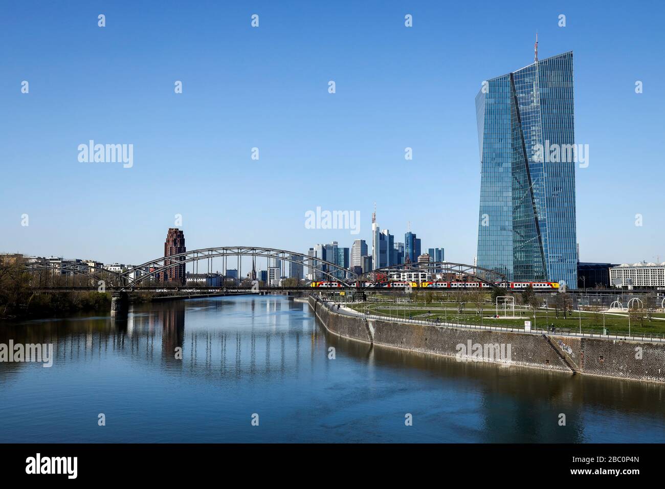 Frankfurt am Main, Hessen, Deutschland - EZB Europäische Zentralbank, Europäische Zentralbank, im Hintergrund die Skyline der Frankfurter Innenstadt. Frankfurt am Main Stockfoto