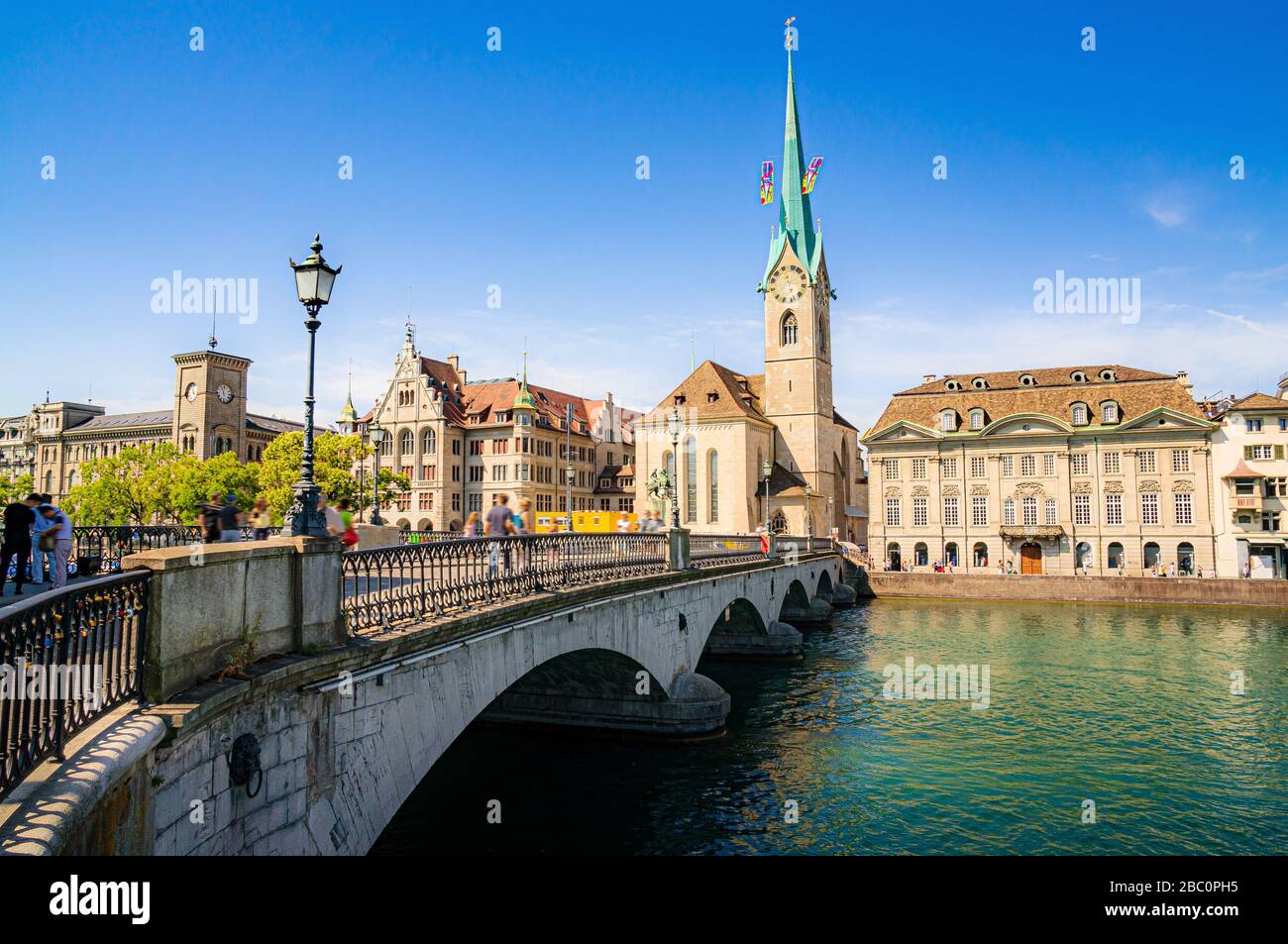 Schöner Blick auf die historische Innenstadt von Zürich mit berühmter Fraumunster Kirche und Schwäne an sonnigen Tagen auf der Limmat, Schweiz Stockfoto