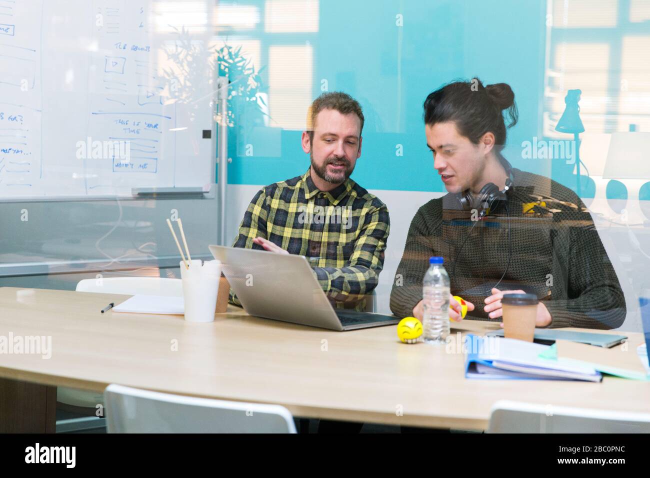 Unternehmer mit Laptop im Konferenzraum treffen Stockfoto