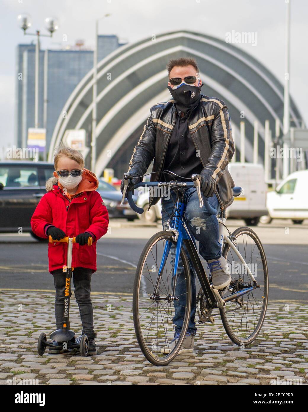 Glasgow, Großbritannien. April 2020. Abgebildet: Ein Vater und ein Sohn, die Gesichtsmasken tragen und während der Covid19 Lockdown in Glasgow ihre tägliche Übung machen. Kredit: Colin Fisher/Alamy Live News Credit: Colin Fisher/Alamy Live News Stockfoto