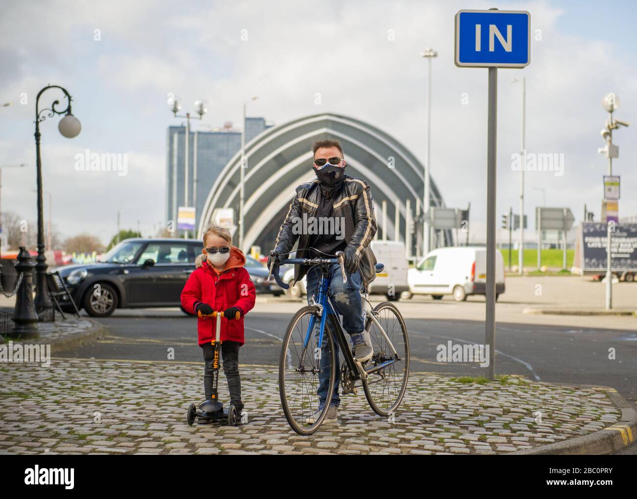 Glasgow, Großbritannien. April 2020. Abgebildet: Ein Vater und ein Sohn, die Gesichtsmasken tragen und während der Covid19 Lockdown in Glasgow ihre tägliche Übung machen. Kredit: Colin Fisher/Alamy Live News Credit: Colin Fisher/Alamy Live News Stockfoto