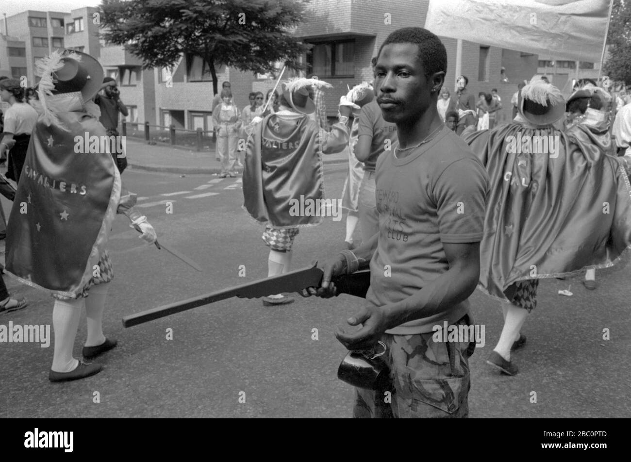 Mann mit realistischem Spielzeug Gewehr 80er Jahre UK Notting Hill Carnival 1981. HOMER SYKES Stockfoto