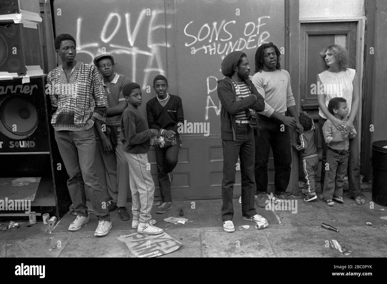 Schwarze britische Teenager 1980er Jahre Notting Hill Carnival London. Gemischtes Kind mit weißer Mutter, schwarzem britischen Vater, der um das Reggae Sound System England 1981 UK HOMER SYKES herumhängt Stockfoto