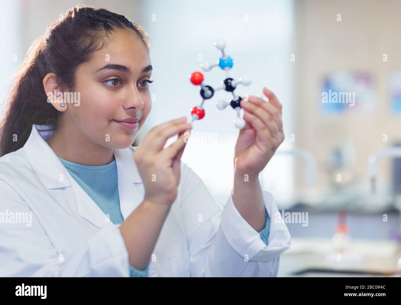 Neugierige Studentin untersucht Molekularstruktur im Laborunterricht Stockfoto