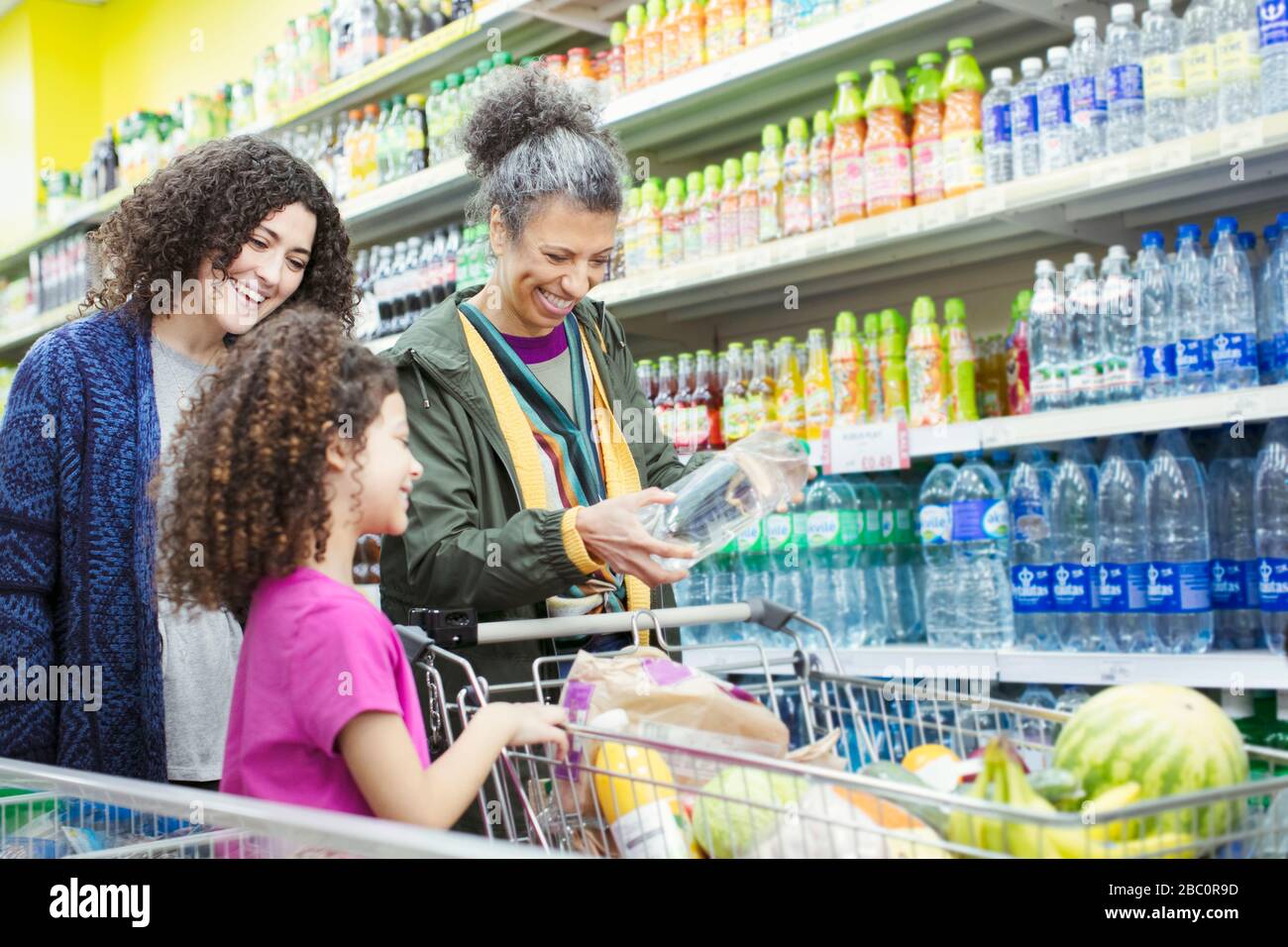 Mehrgenerationsfrauen kaufen im Supermarkt ein Stockfoto