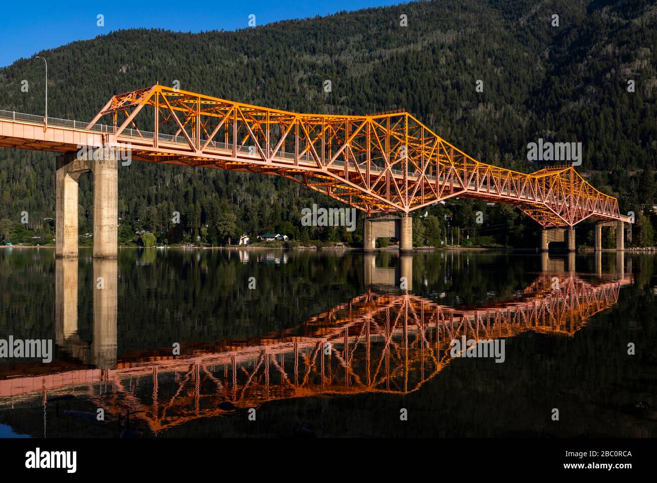 Die markante Big Orange Bridge, oder einfach nur BOB, ist die einzige Überquerung des Kootenay River in die Bergstadt Nelson, British Columbia, Kanada Stockfoto