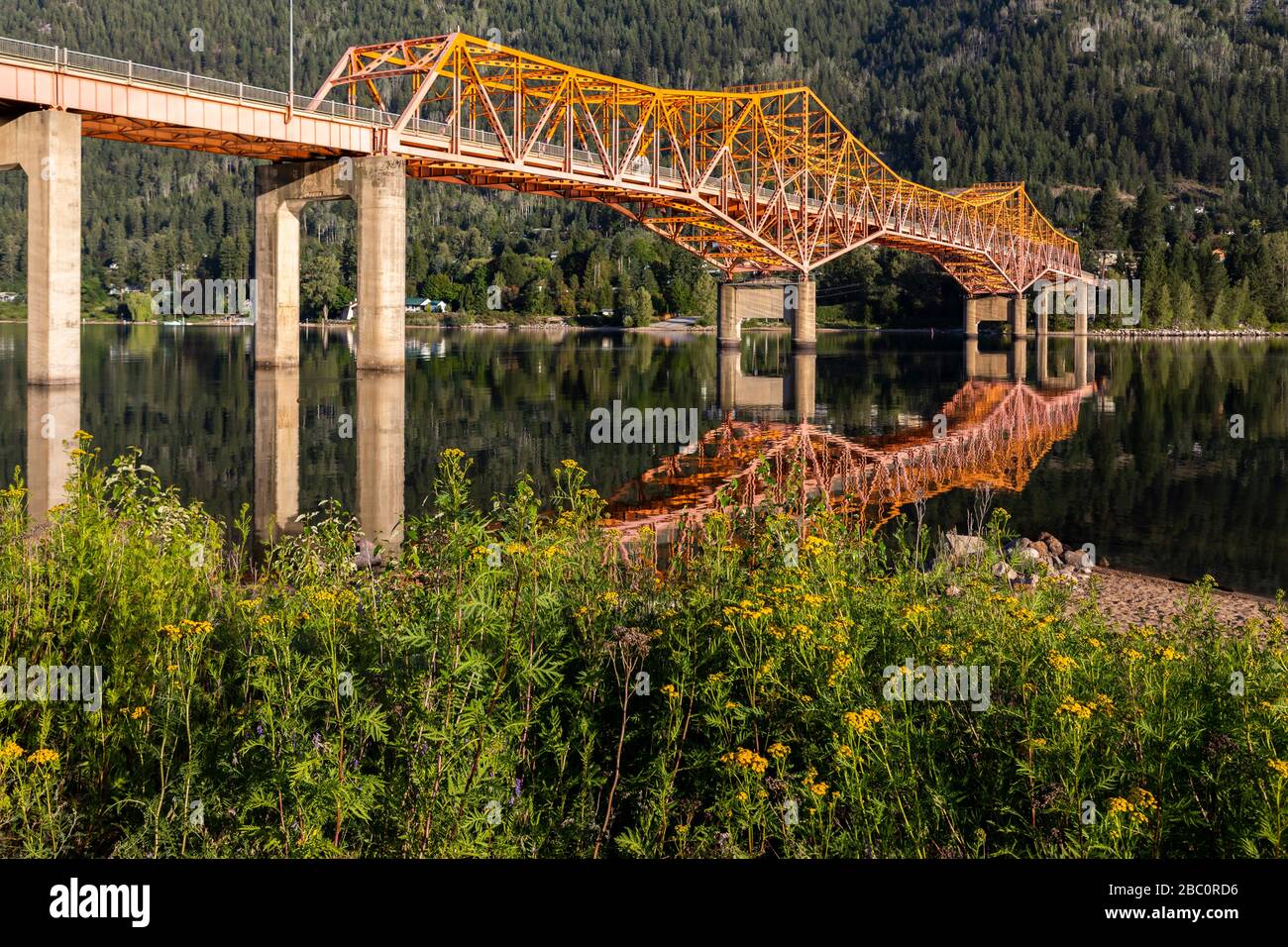 Die markante Big Orange Bridge, oder einfach nur BOB, ist die einzige Überquerung des Kootenay River in die Bergstadt Nelson, British Columbia, Kanada Stockfoto