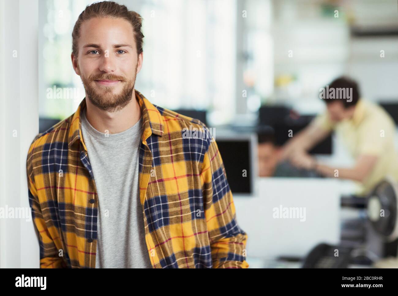 Portrait selbstbewusster Casual Businessman im Büro Stockfoto