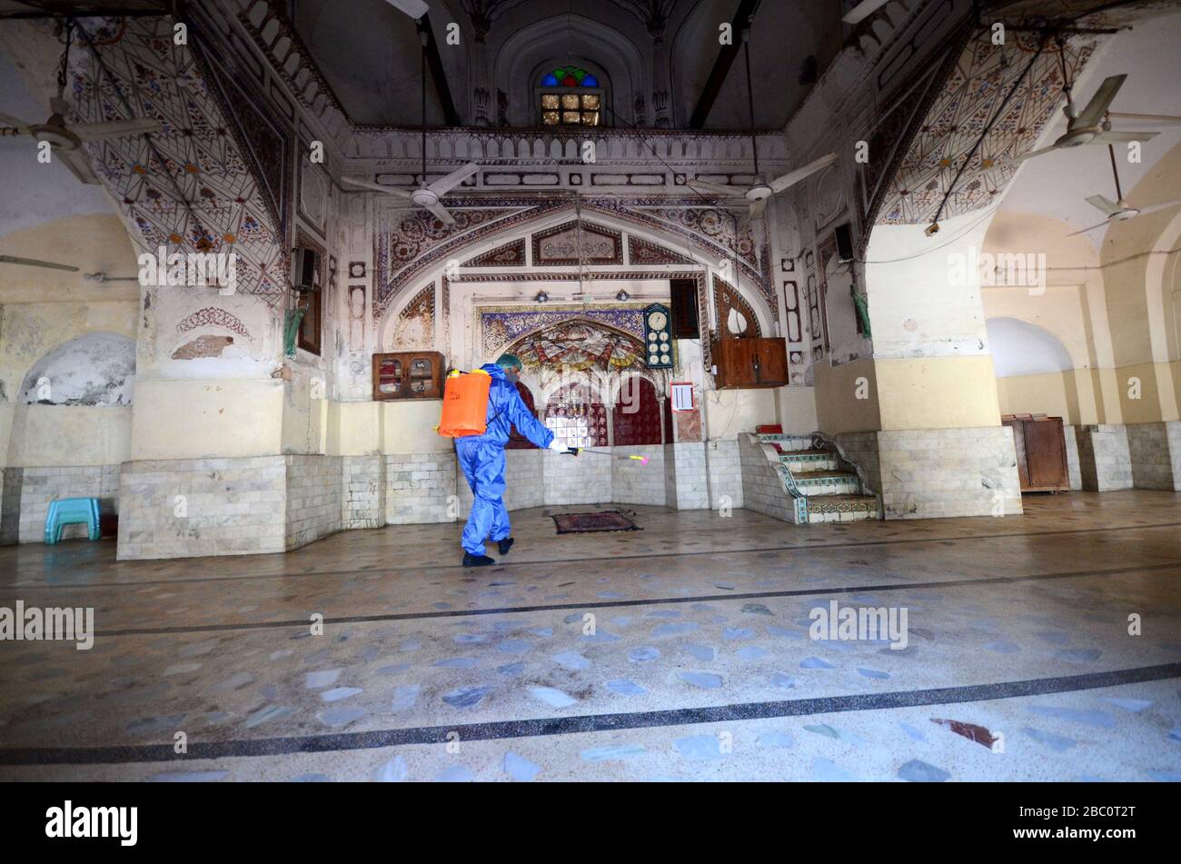 Mitglieder des Teams der Stadtgesellschaft sprühen Desinfektionsmittel, um die Umgebung der Dilawar Khan Moschee und Straße nach einem Ausbruch des Corona-Virus in der Stadt Peschawar, Pakistan am 2. April 2020 zu sanieren. (Foto von Hussain Ali/Pacific Press/Sipa USA) Stockfoto