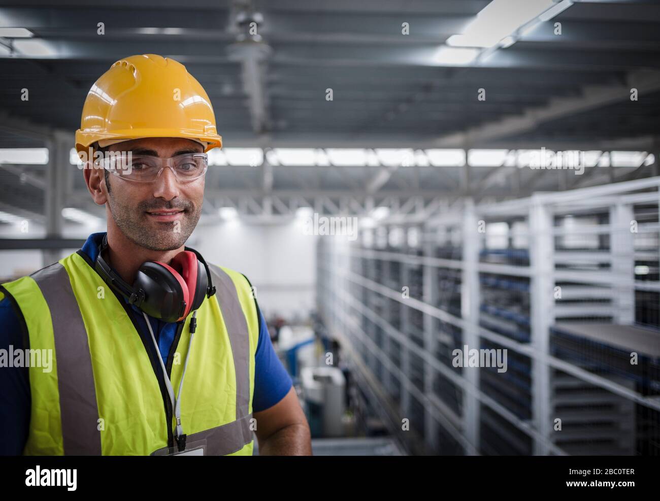 Portrait Männer Arbeiter mit Ohrenschützern im Werk Stockfoto