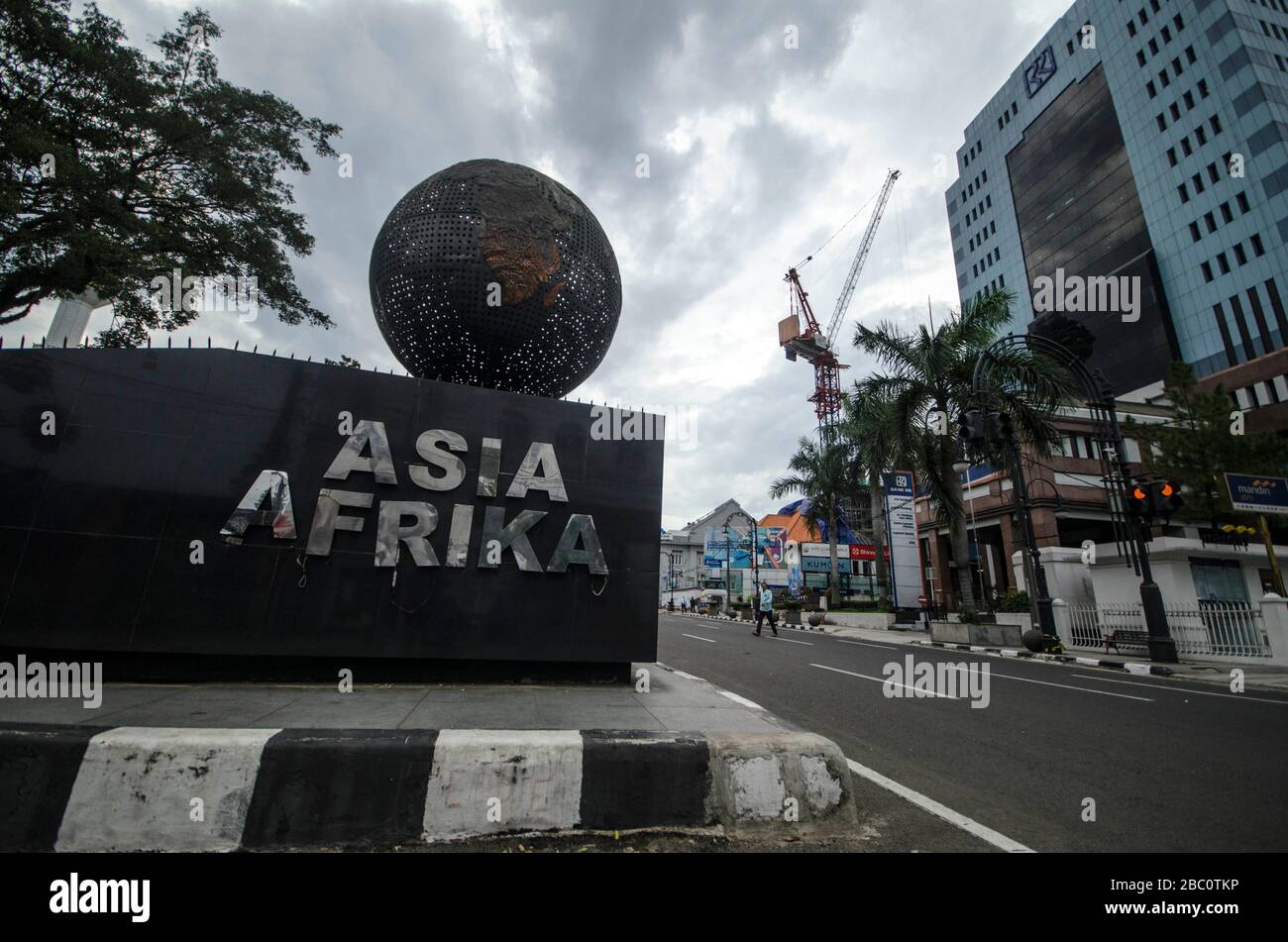 (200402) - BANDUNG, 2. April 2020 (Xinhua) - die Afrika-Straße in Asien ist in Bandung, Indonesien, 2. April 2020 fast leer. Die indonesische Regierung sagte, dass am Donnerstag die Zahl der Todesopfer der COVID-19 im Land auf 170 stieg, die höchste in Südostasien. Auf einer Pressekonferenz sagte der Sprecher der Regierung für die COVID-19 Achmad Yurianto, dass die Anzahl der bestätigten Fälle auf 1.790 sprang und 112 Patienten sich erholten. (Foto von Septianjar/Xinhua) Stockfoto