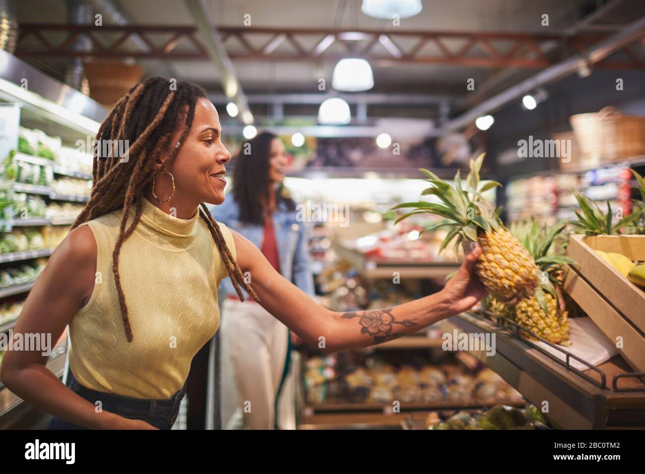 Frau kauft Ananas in der Supermarkt-Produktion Stockfoto