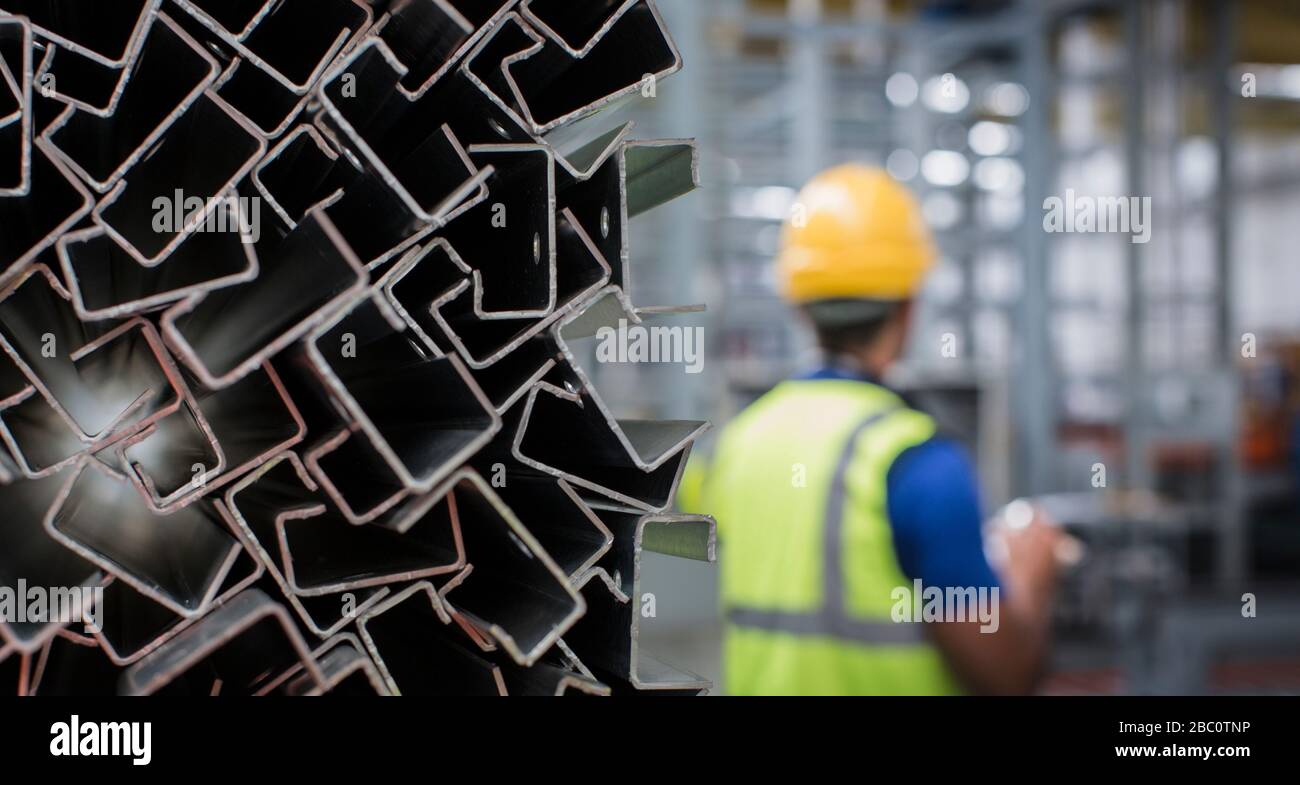 Arbeiter in der Stahlfabrik Stockfoto