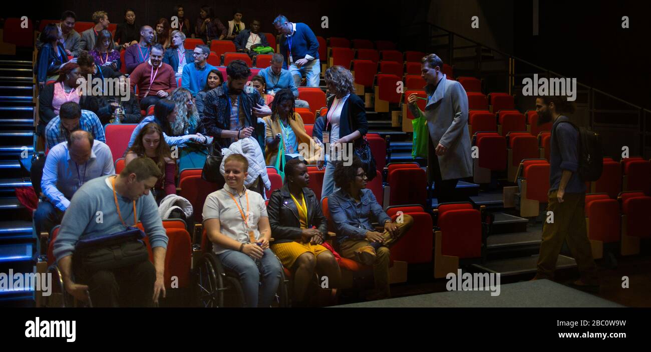 Zuschauer, die im Auditorium ankommen Stockfoto