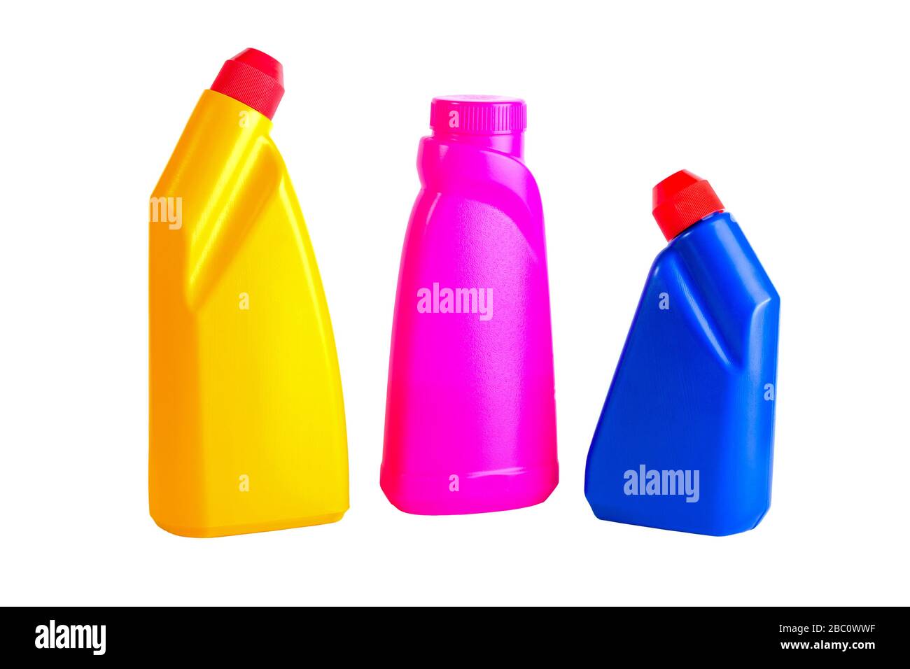 Drei bunte Flaschen mit Waschmittel in Kunststoffbehältern für Haus- oder medizinische Reinigung. Reinigungsgeräte. Leeres Etikett. Isoliert auf weißem Hintergrund. Stockfoto
