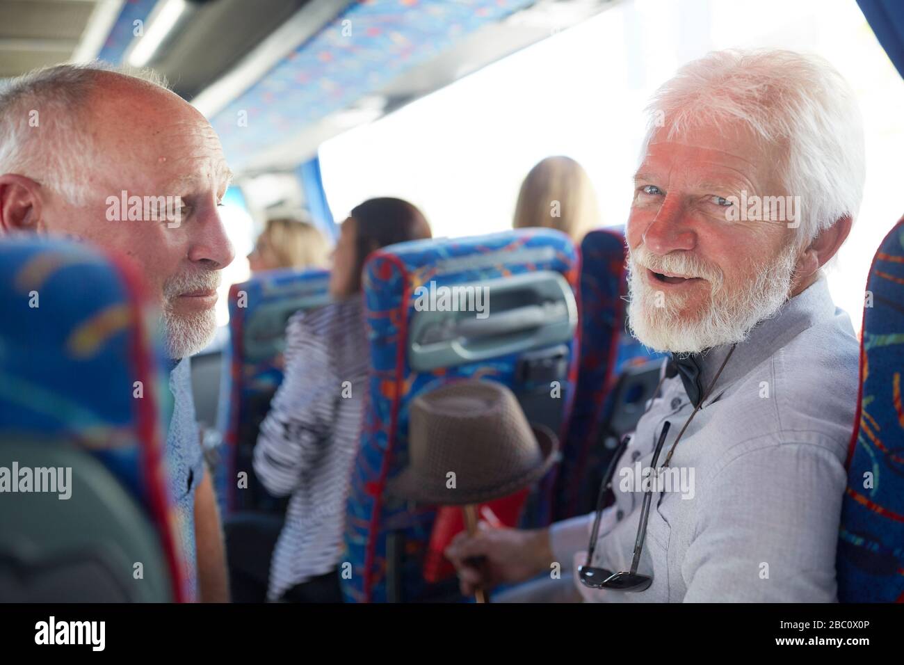 Portrait lächelnd, selbstbewusst aktive Senioren Tourist im Reisebus Stockfoto