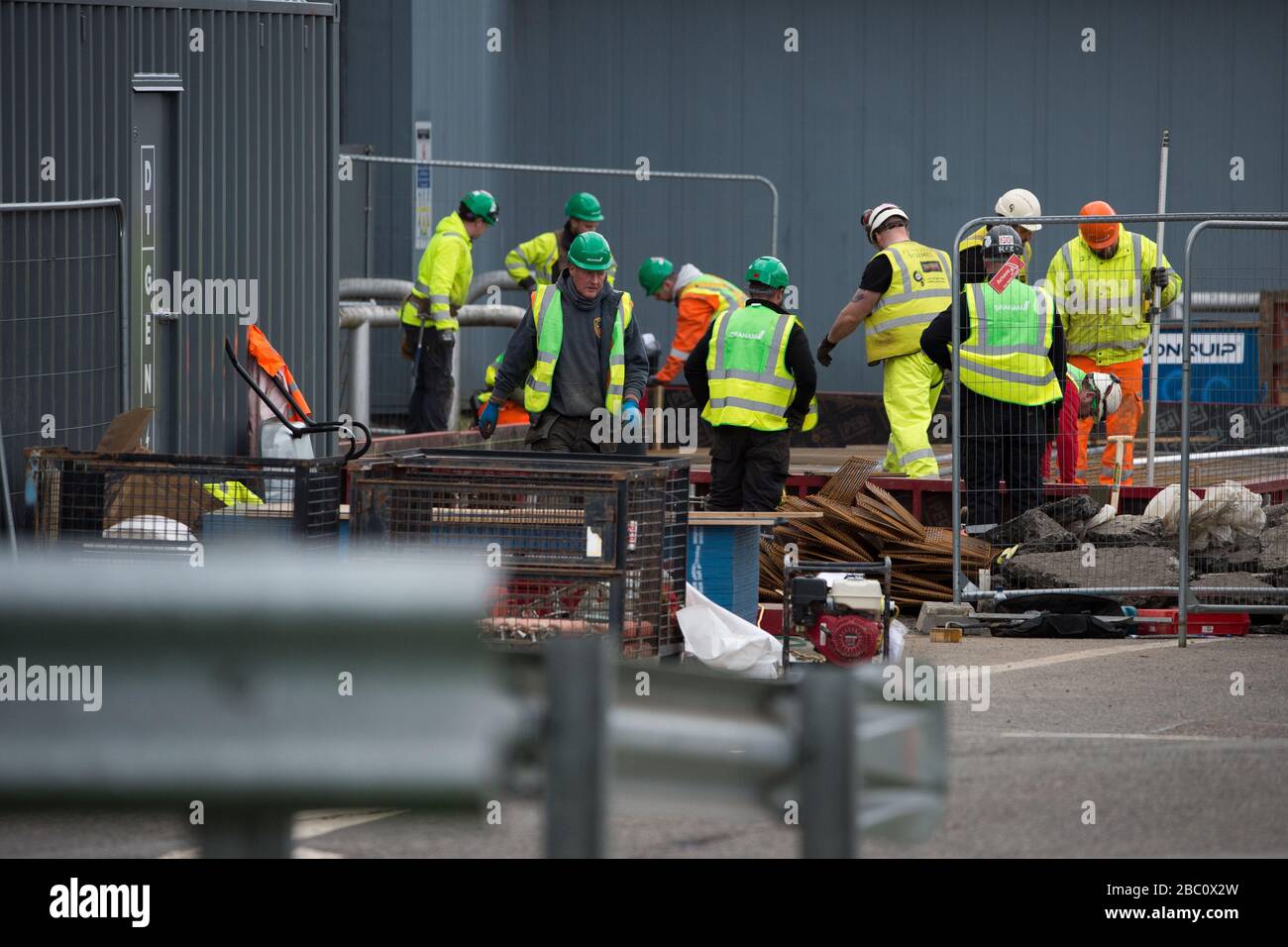 Abgebildet: Glasgow, Großbritannien. April 2020. Abgebildet: Szenen, die die Einrichtung und den Bau der neuen medizinischen Einrichtung NHS Scotland zeigen, die auf dem Scottish Events Campus (SEC) in Glasgow erstellt wird, sollen NHS Louisa Jordan heißen, nachdem Gesundheitsministerin Jeane Freeman angekündigt hat, dass das temporäre Krankenhaus nach Schwester Louisa Jordan benannt wird. Eine Krankenschwester aus dem ersten Weltkrieg, die im aktiven Dienst in Serbien im Jahr 1915 starb. Kredit: Colin Fisher/Alamy Live News Stockfoto