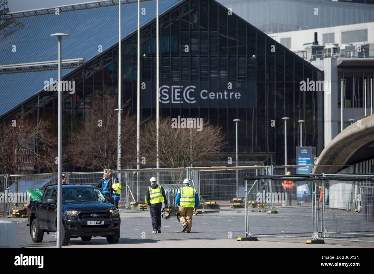 Abgebildet: Glasgow, Großbritannien. April 2020. Abgebildet: Szenen, die die Einrichtung und den Bau der neuen medizinischen Einrichtung NHS Scotland zeigen, die auf dem Scottish Events Campus (SEC) in Glasgow erstellt wird, sollen NHS Louisa Jordan heißen, nachdem Gesundheitsministerin Jeane Freeman angekündigt hat, dass das temporäre Krankenhaus nach Schwester Louisa Jordan benannt wird. Eine Krankenschwester aus dem ersten Weltkrieg, die im aktiven Dienst in Serbien im Jahr 1915 starb. Kredit: Colin Fisher/Alamy Live News Stockfoto