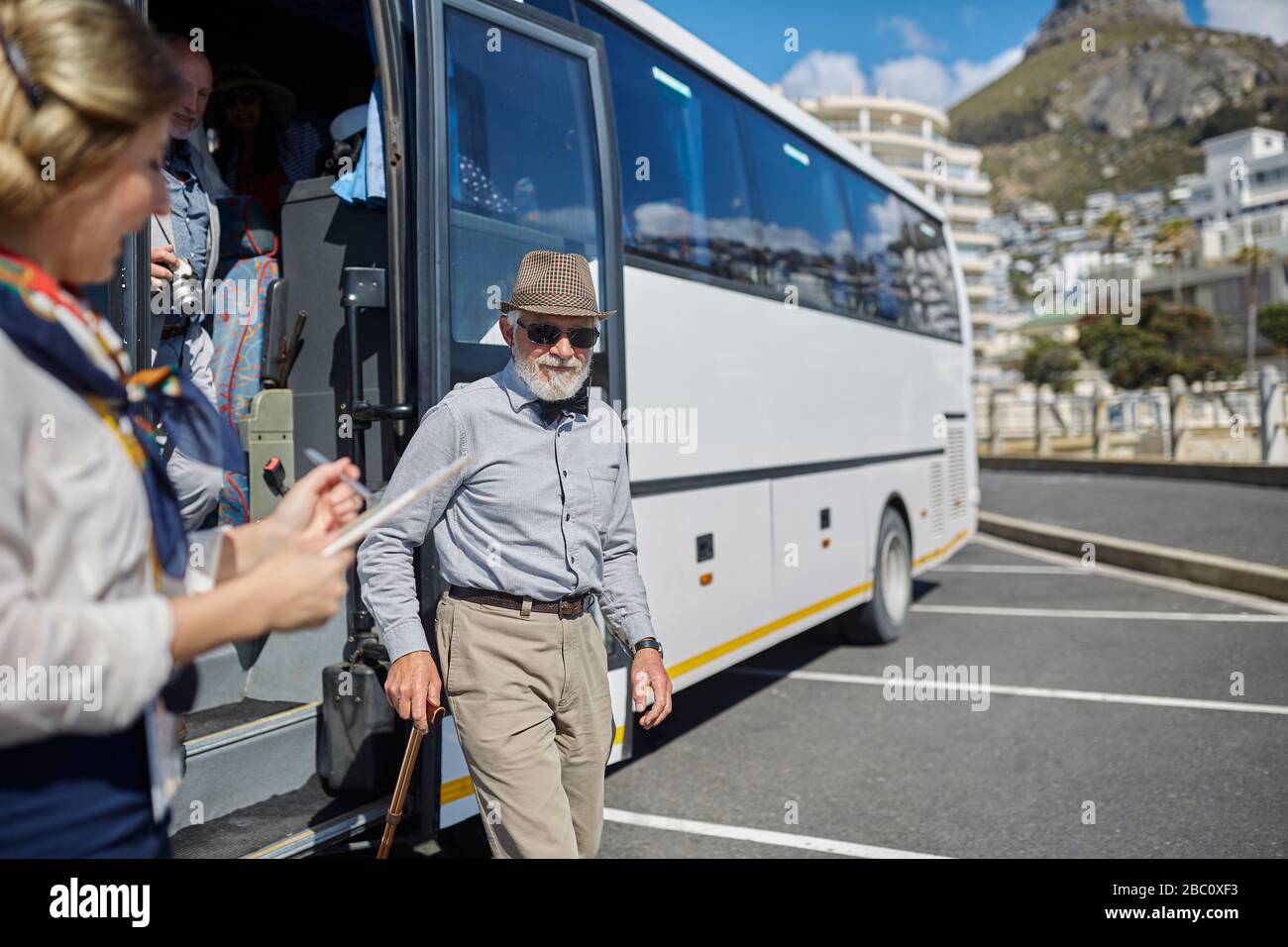 Aktiver Senior man Tourist, der den Reisebus aussteigen kann Stockfoto