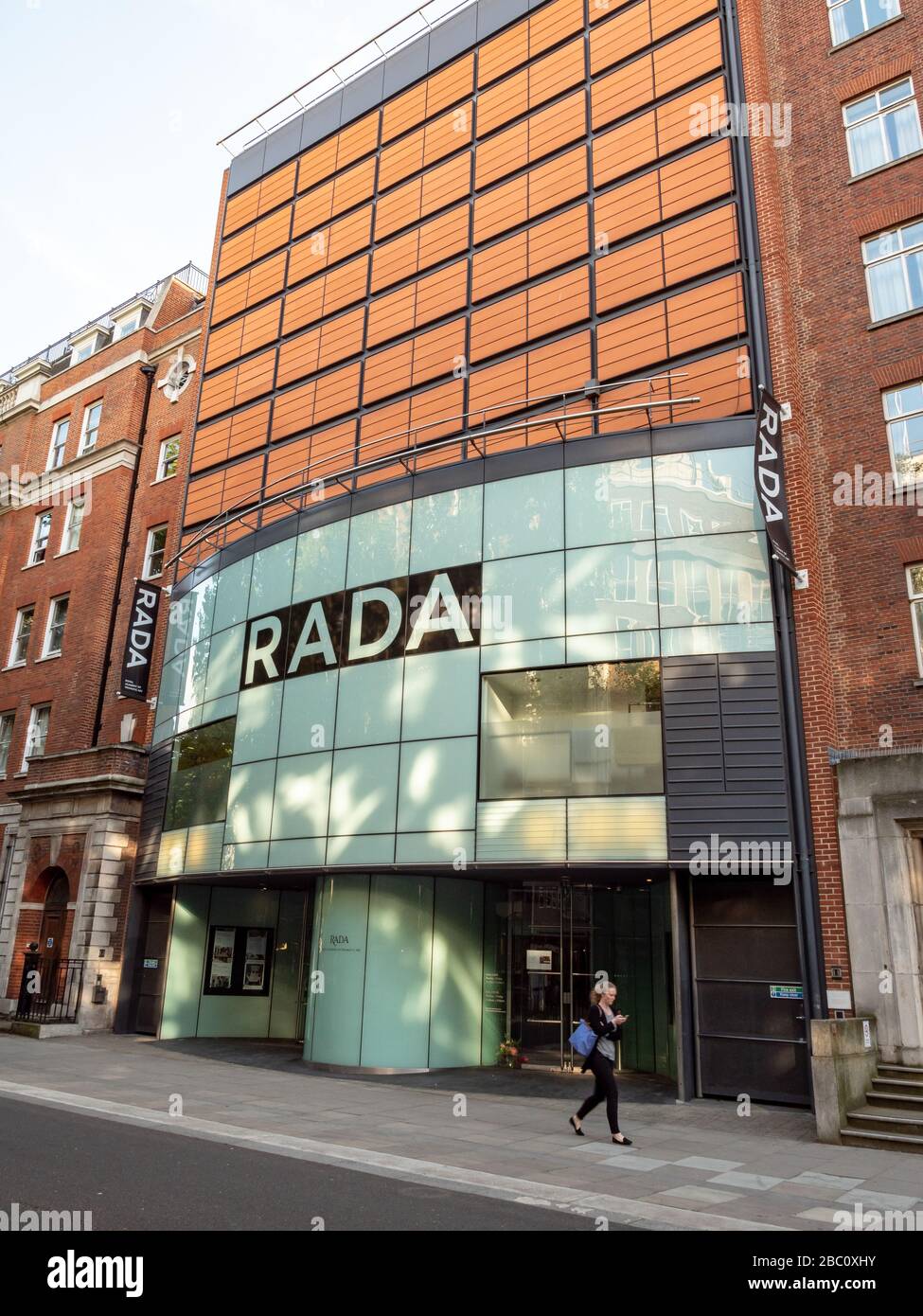 Die Königliche Akademie für dramatische Kunst (RADA). Der Eingang zum renommierten College für darstellende Kunst in der Malet Street, London. Stockfoto