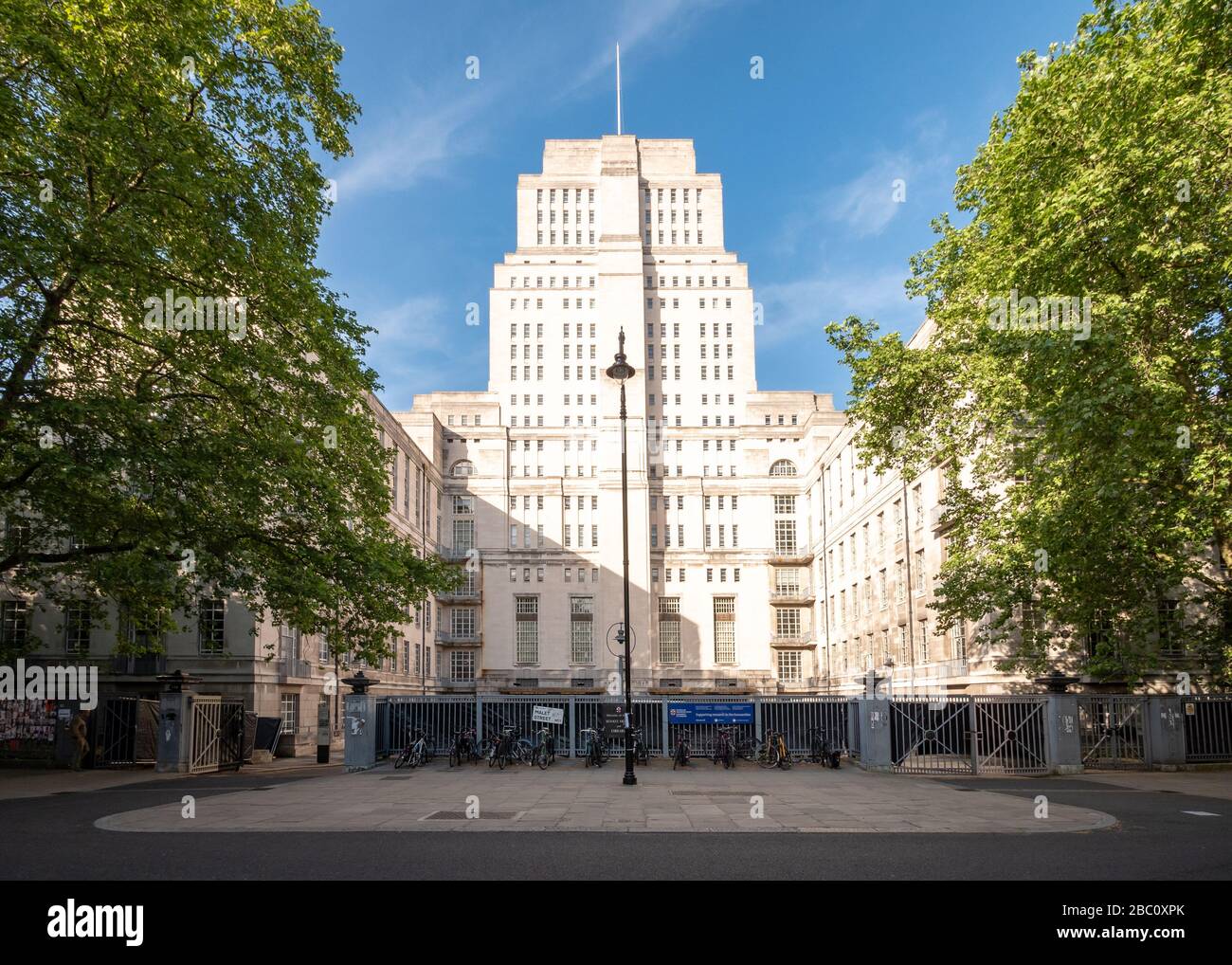 Senatshaus, Universität London. Das imposante Gebäude des Senatshauses, ein wichtiges Kunstdeco-Wahrzeichen auf dem Campus der University of London. Stockfoto