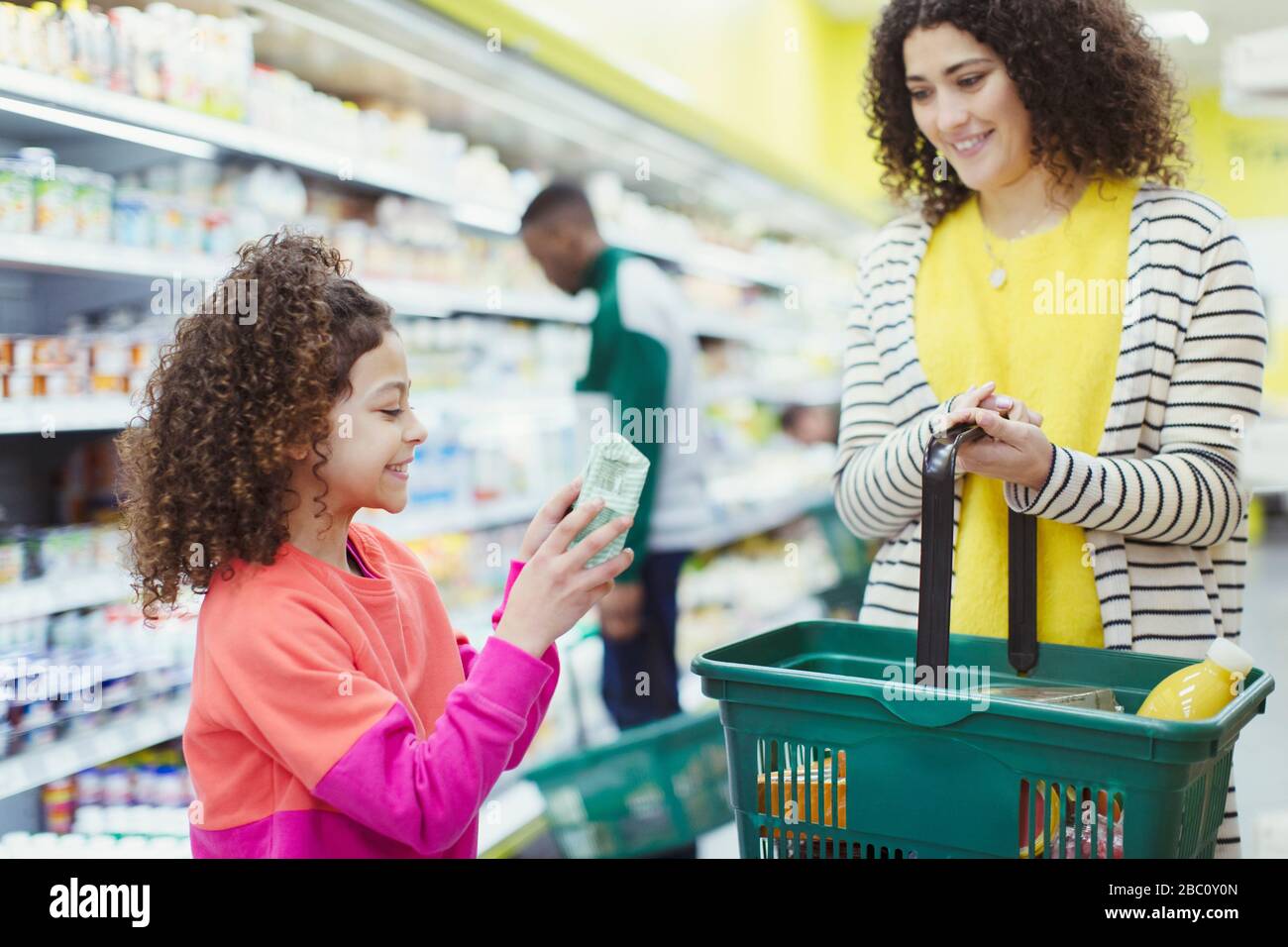 Mutter und Tochter Einkauf im Supermarkt Stockfoto