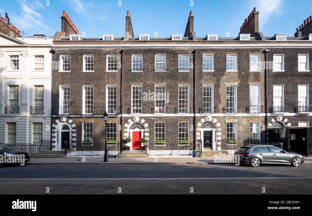 Georgische Stadthäuser, Bedford Square, London. Ein klassisches Beispiel georgischer Architektur im Bloomsbury Viertel im Zentrum Londons. Stockfoto