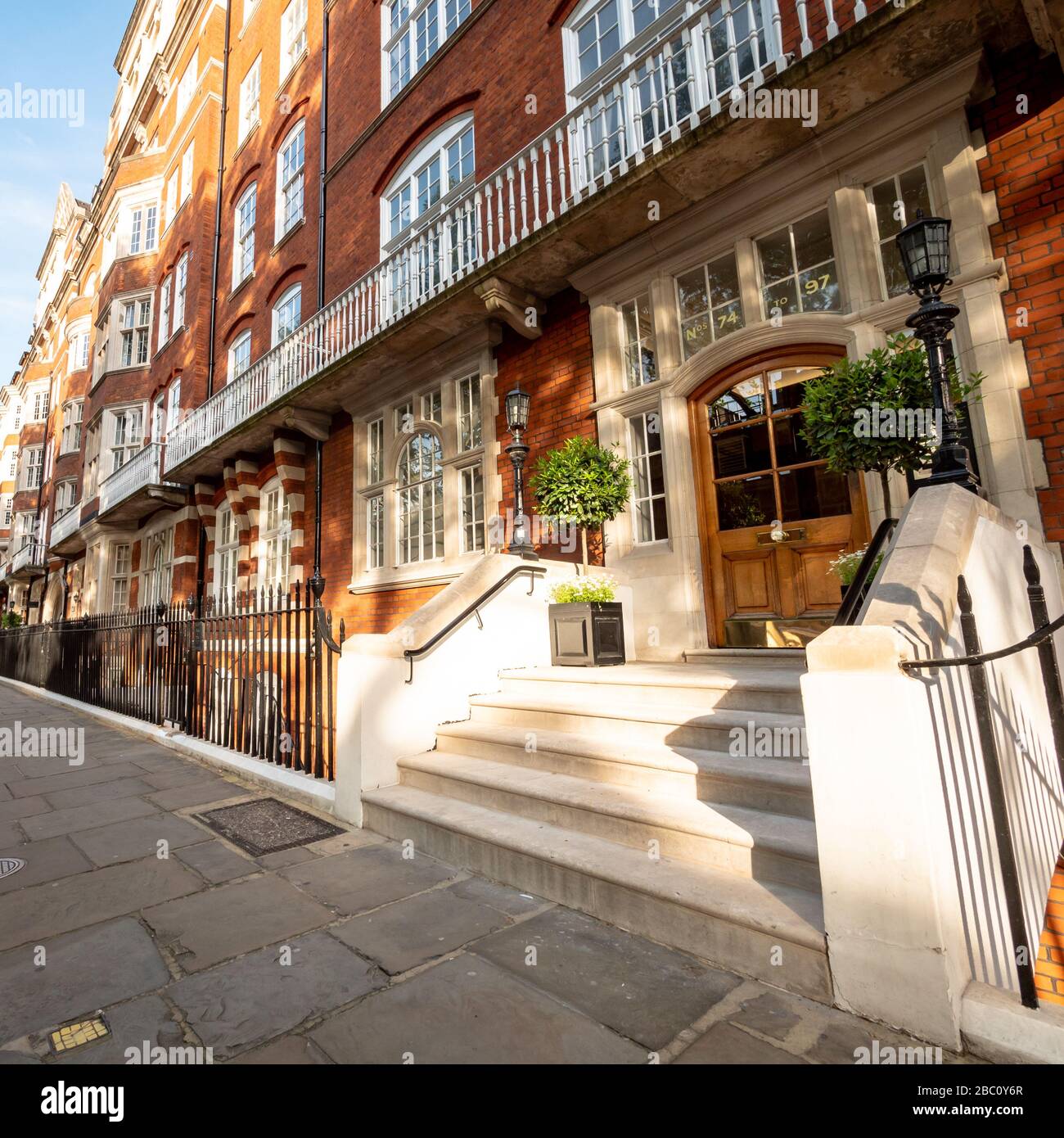 Eine Treppe führt zum Eingang eines typischen edwardianischen Wohnblocks im Herzen von Bloomsbury, London, England, Großbritannien. Stockfoto