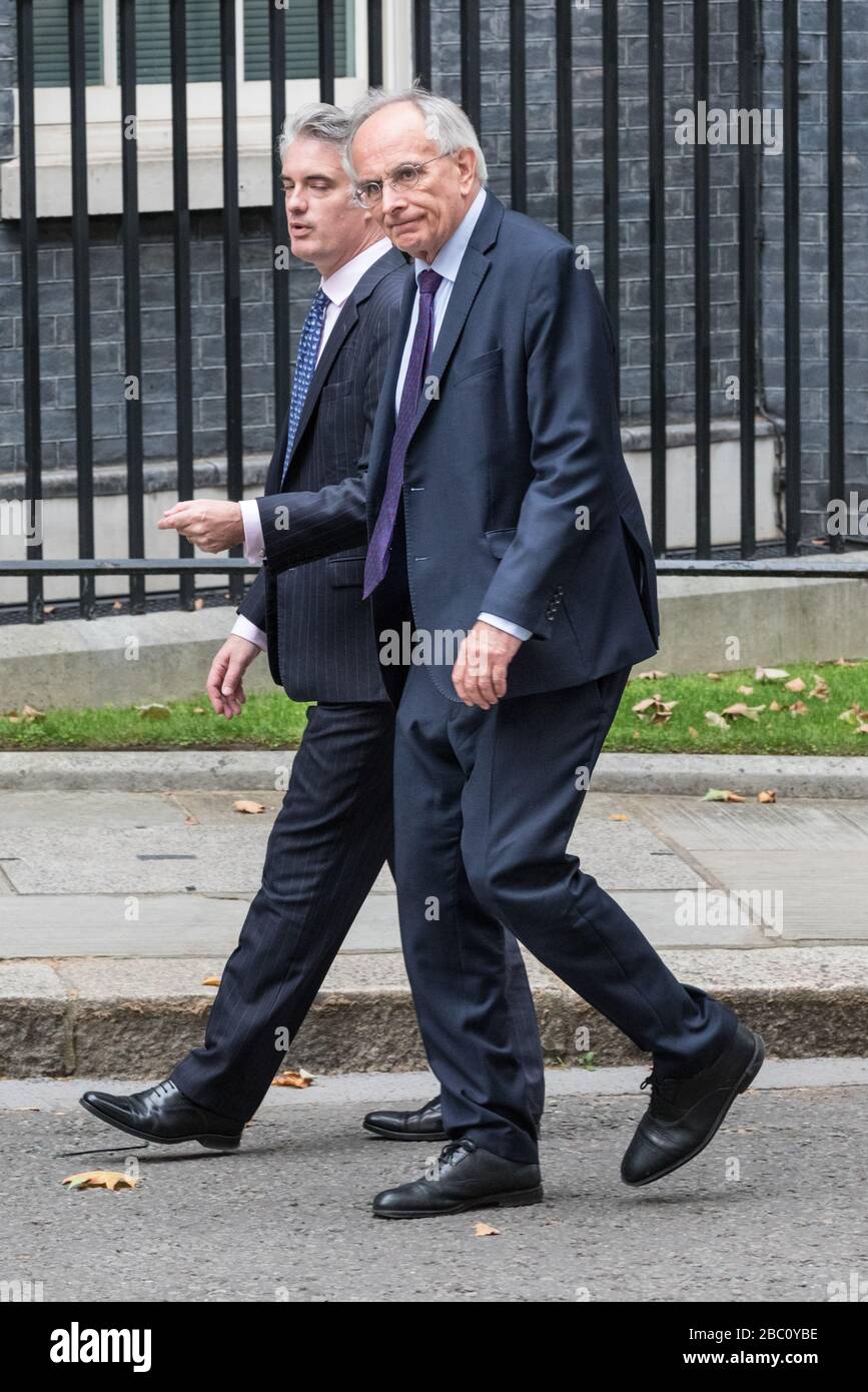 Peter Bone, Abgeordneter (rechts) mit einem Kollegen. Mitglied des Parlaments für das Ribble Valley, britischer Politiker der Konservativen Partei in Downing Street, Lodon, Großbritannien Stockfoto