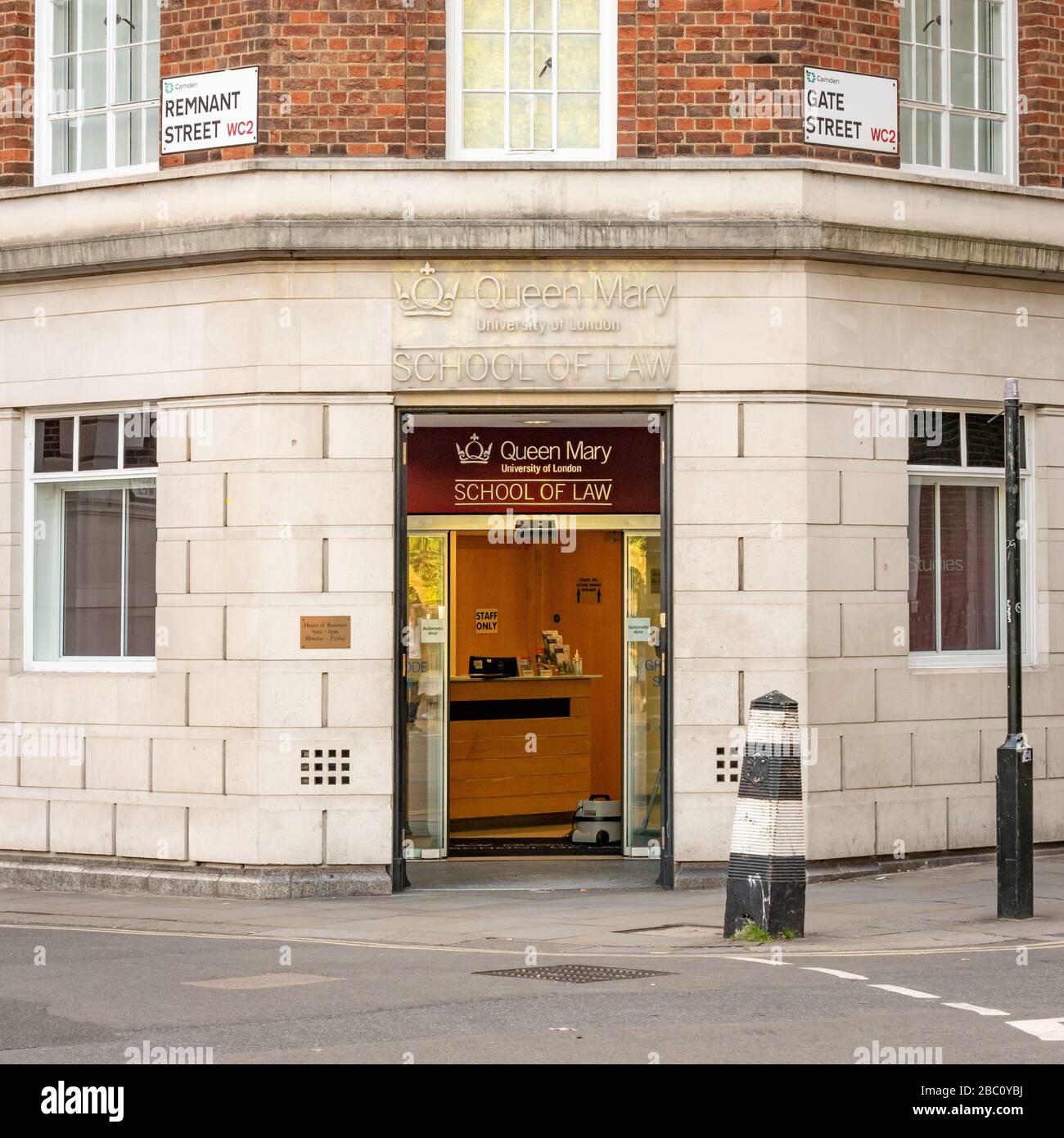 Die Queen Mary School of Law im Londoner Rechtsbezirk Lincoln's Inn Fields. Die Schule ist Teil der größeren Universität von London. Stockfoto