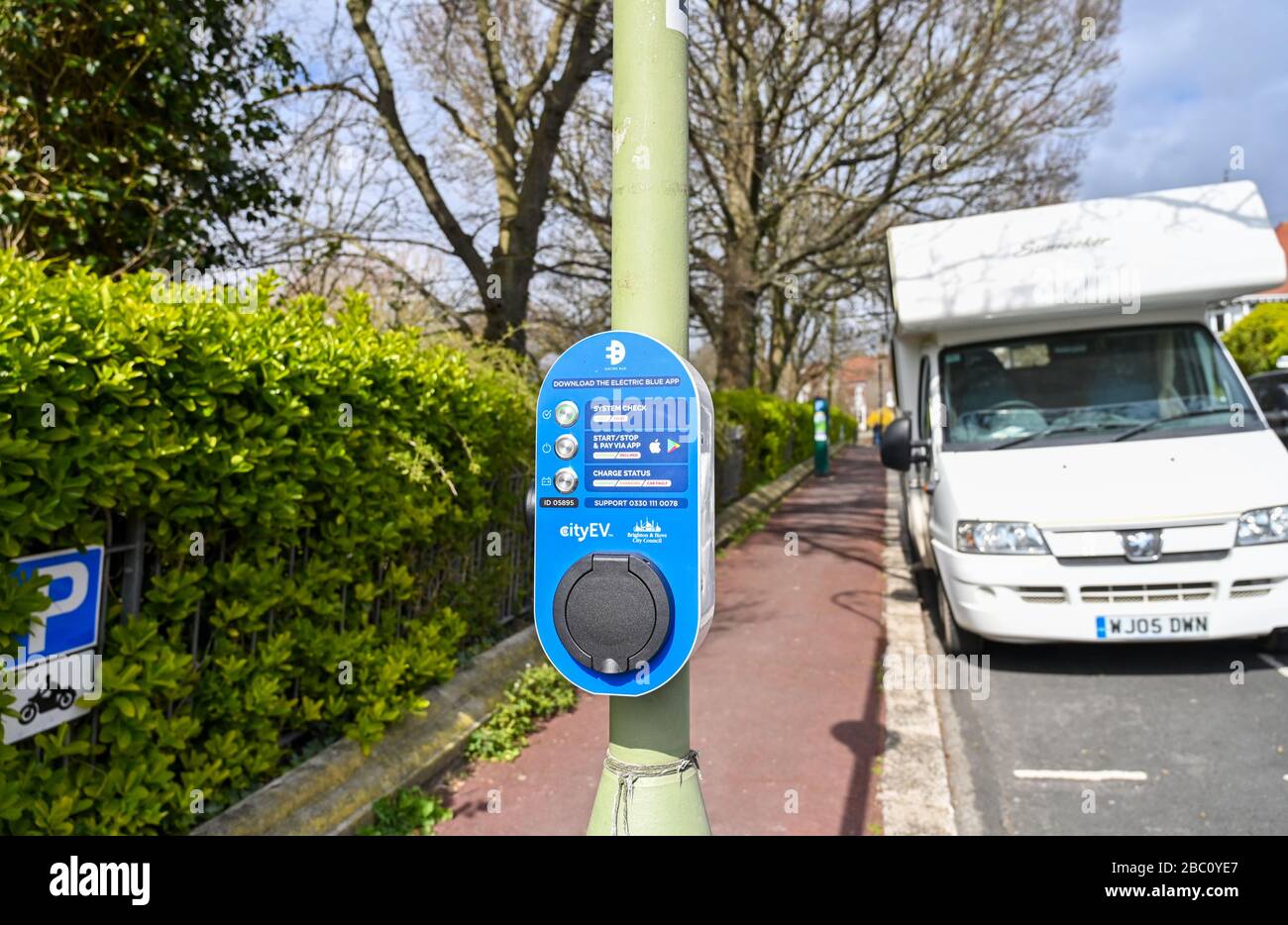 Brighton und Hove City Council - Ladestelle für Elektrofahrzeuge, die an Lampenposten befestigt sind, Foto von Simon Dack in Großbritannien Stockfoto