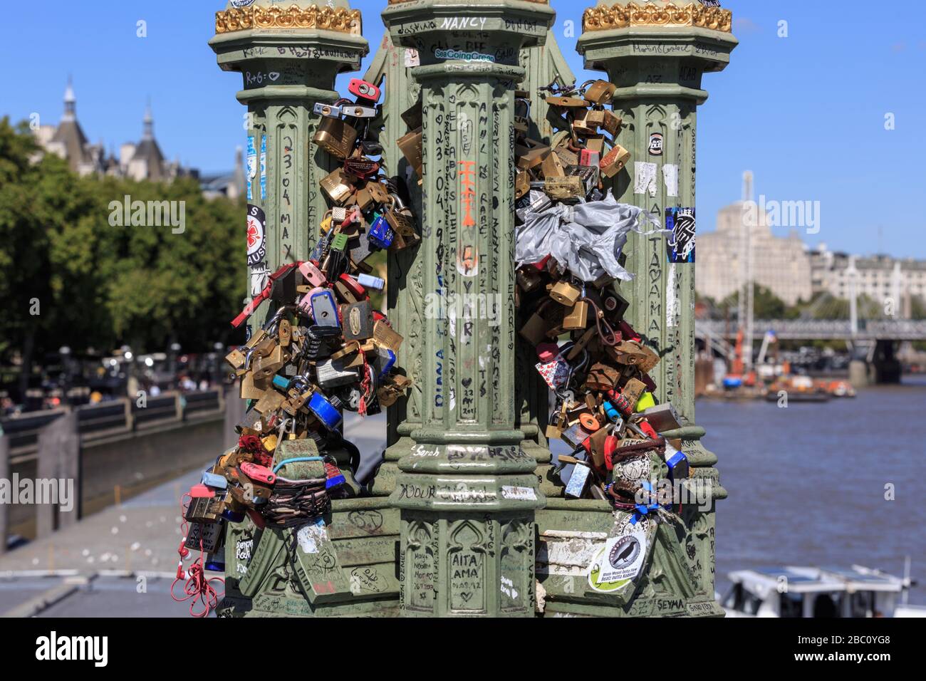 Liebesschlösser, Schlösser mit den Initialen der Liebhaber und Liebesnachrichten, die an Geländern an der Westminster Bridge, London, Großbritannien angebracht sind Stockfoto