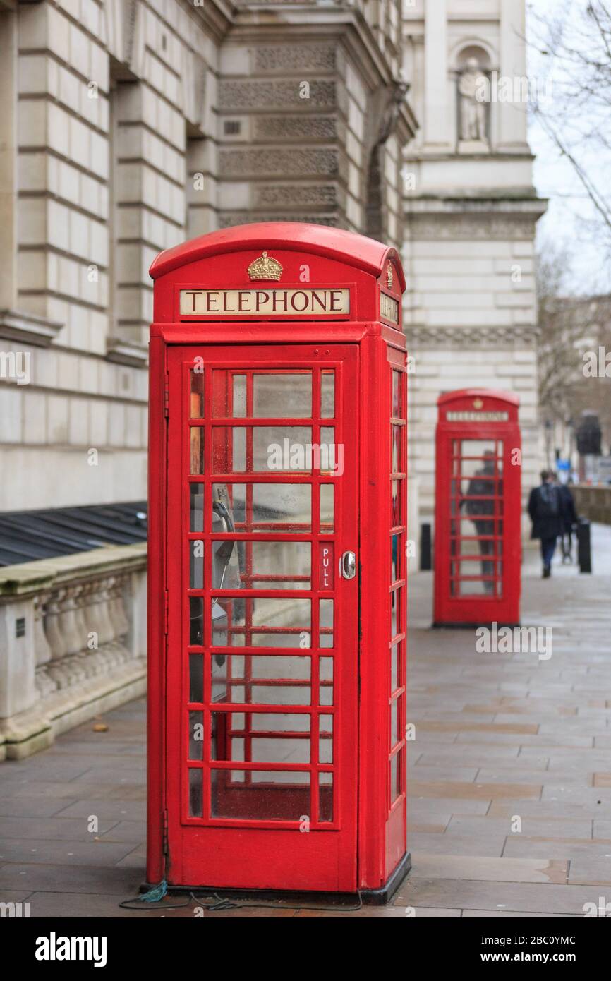 Ikonische britische Telefonbox, rote Telefonboxen in Whitehall in Westminster, London, Großbritannien Stockfoto