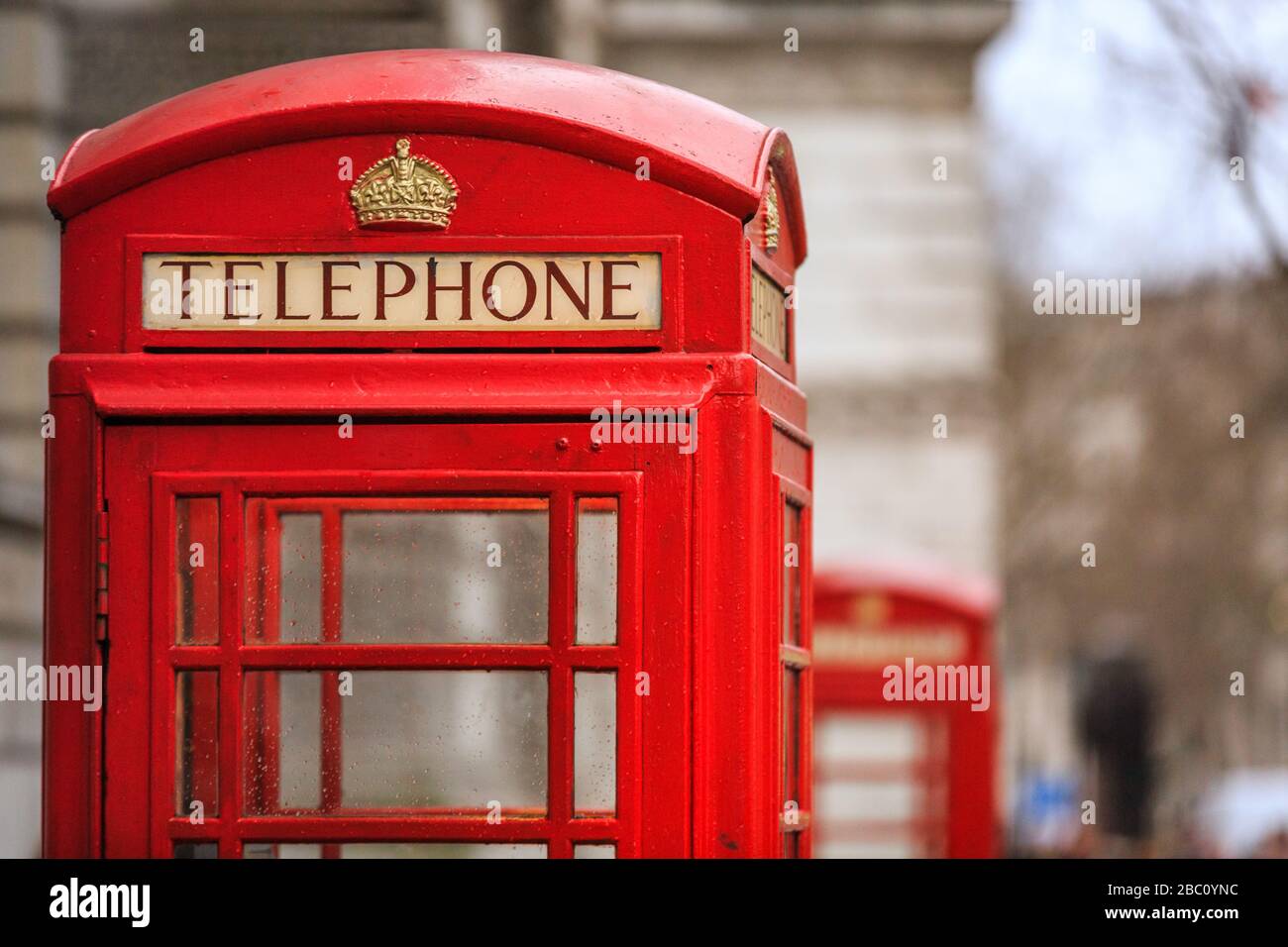 Ikonische britische Telefonbox, rote Telefonboxen in Whitehall in Westminster, London, Großbritannien Stockfoto