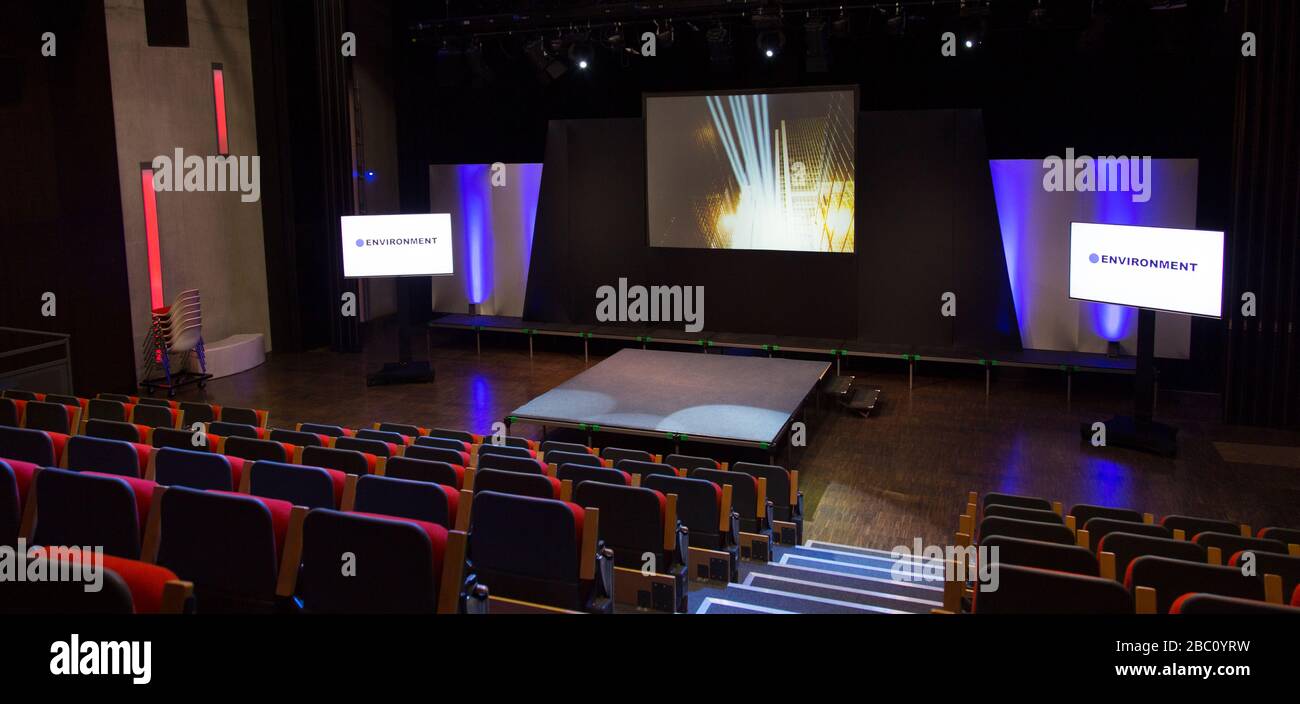 Projektionsleinwände und Sitzplätze in leerem Konferenzsaal Stockfoto