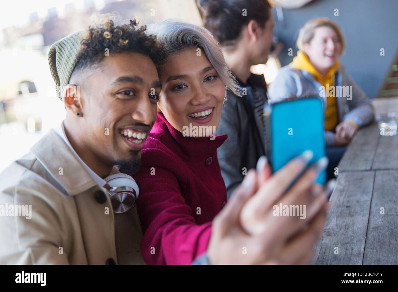 Lächelndes junges Paar, das selfie in das Kameratelefon nimmt Stockfoto