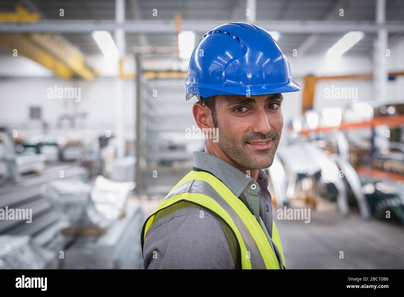 Portrait selbstbewusster männlicher Arbeiter in der Fabrik Stockfoto