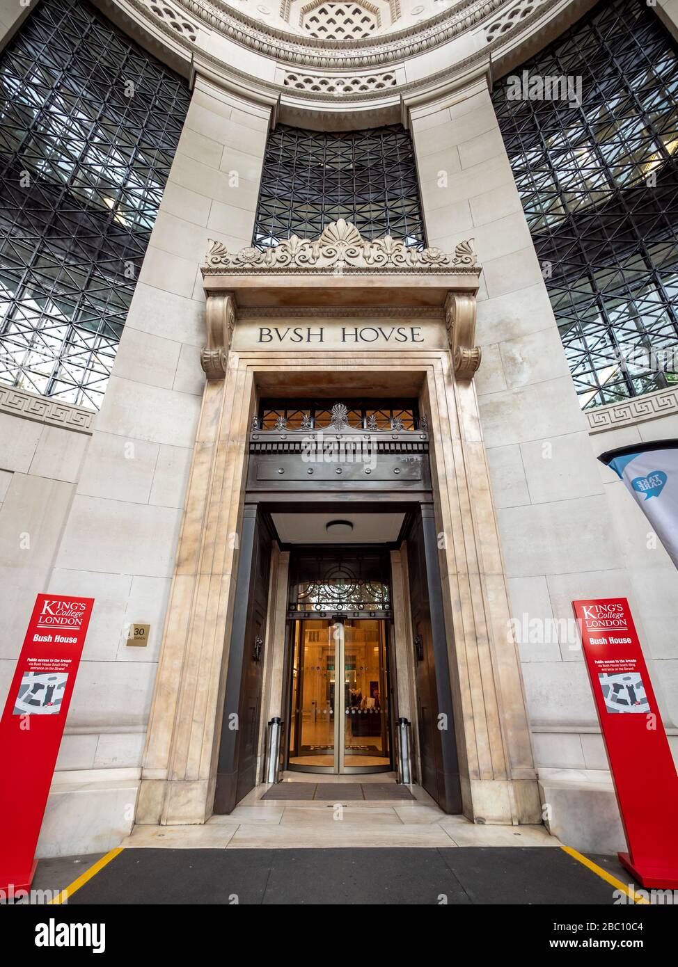 Bush House, King's College, London. Der große Eingang zur Londoner Universität am südlichen Ende von Kingsway zwischen Aldwych und The Strand. Stockfoto