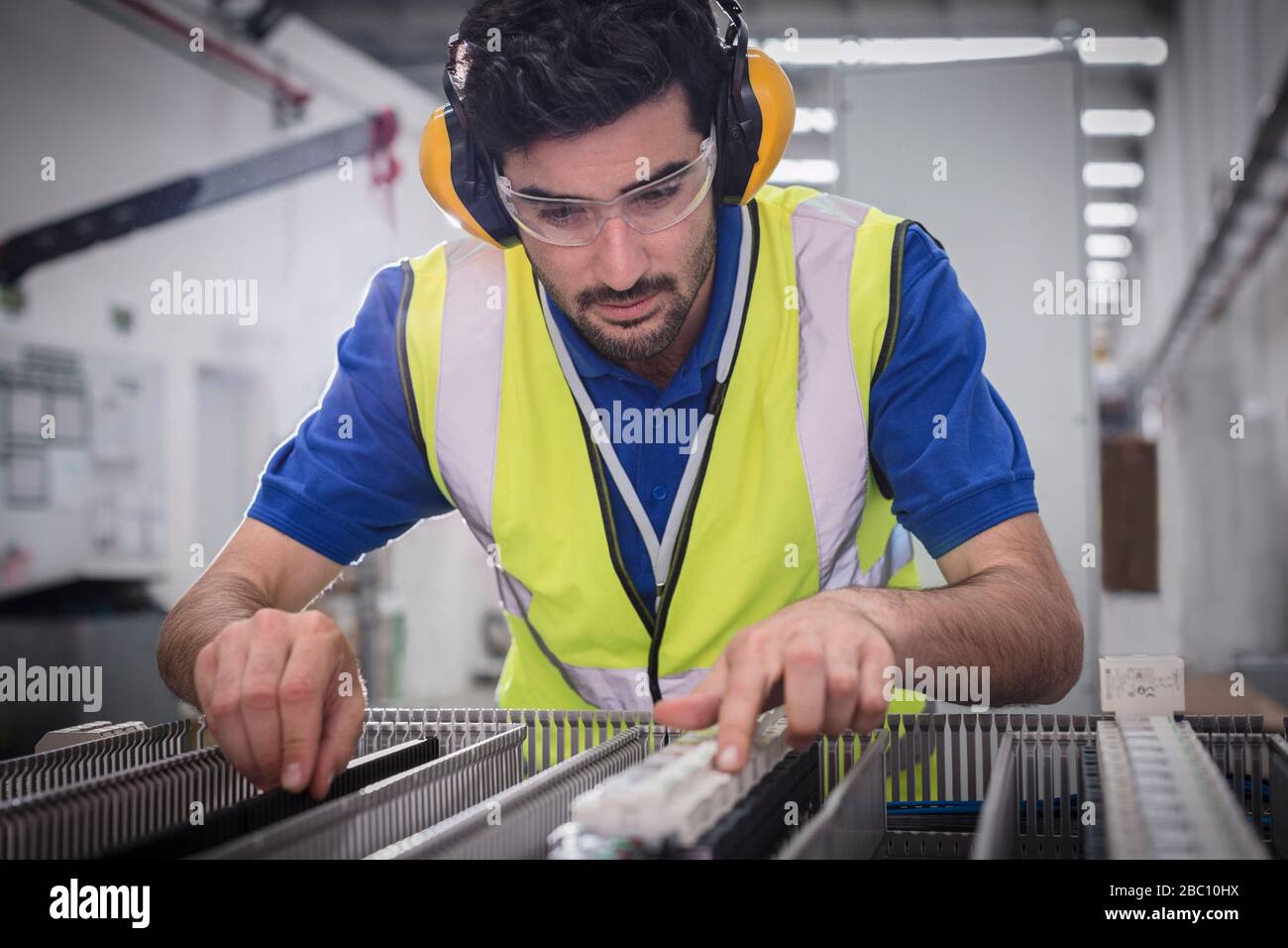 Maschinenbauingenieur, der die Ausrüstung im Werk zusammenbaut Stockfoto