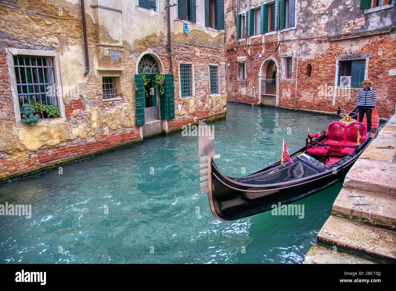 Venedig, Italien - 12. Oktober 2019: Gondelbahn am Kanal in Venedig, Italien. Gondelfahrt ist die beliebteste touristische Aktivität in Venedig. Stockfoto