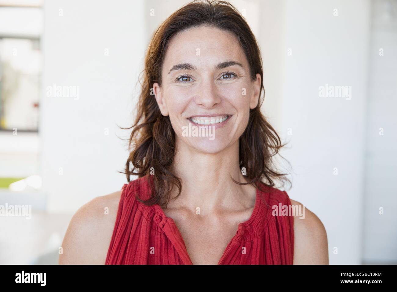 Portrait lächelnde, selbstbewusste brünette Frau Stockfoto