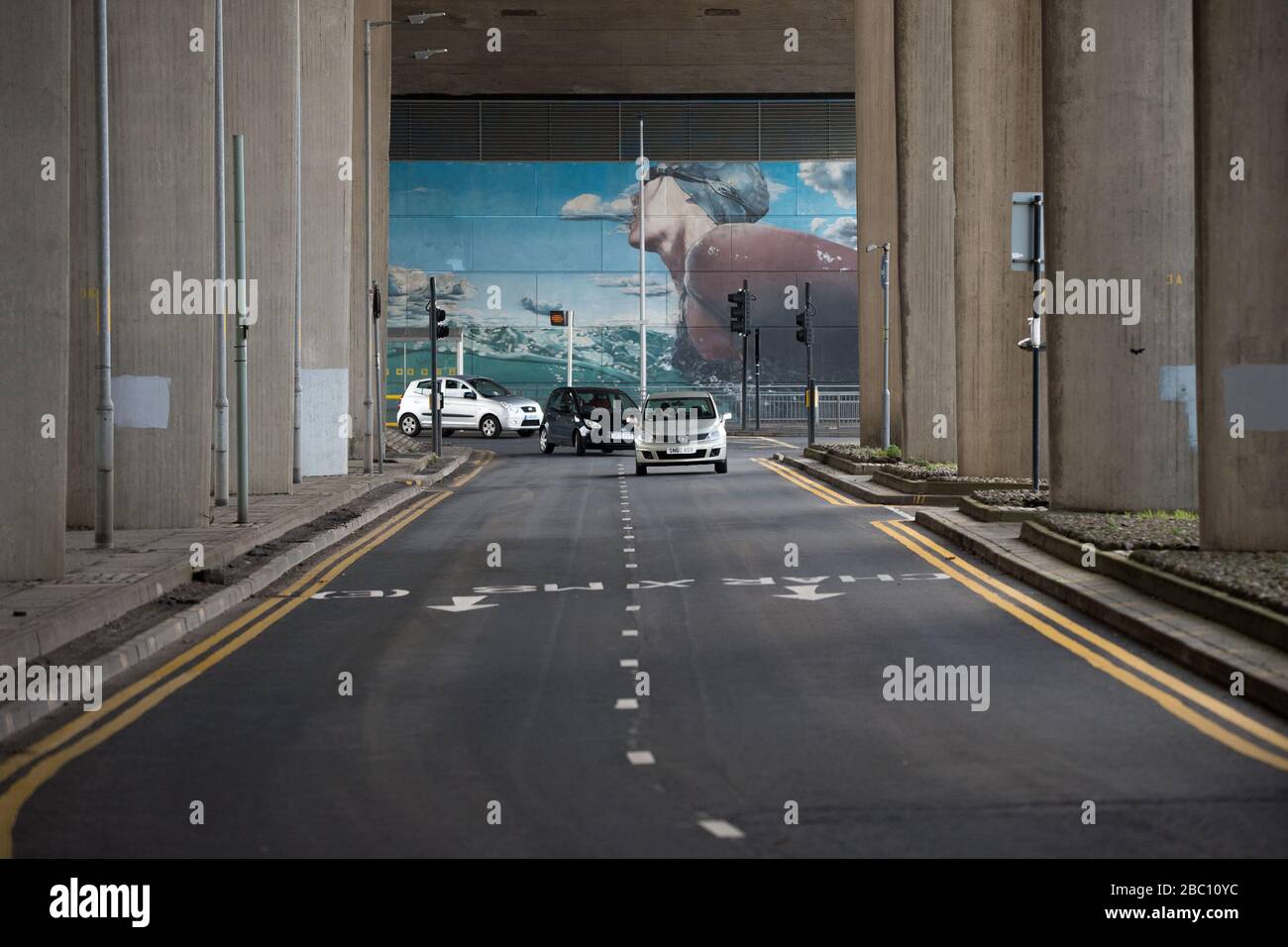 Glasgow, Großbritannien. April 2020. Straßenszenen, die ruhige Straßen unter der Kingston Bridge während der Covid19 Lockdown in Glasgow zeigen, die normalerweise mit Warteschlangenverkehr beschäftigt wären. Kredit: Colin Fisher/Alamy Live News Stockfoto