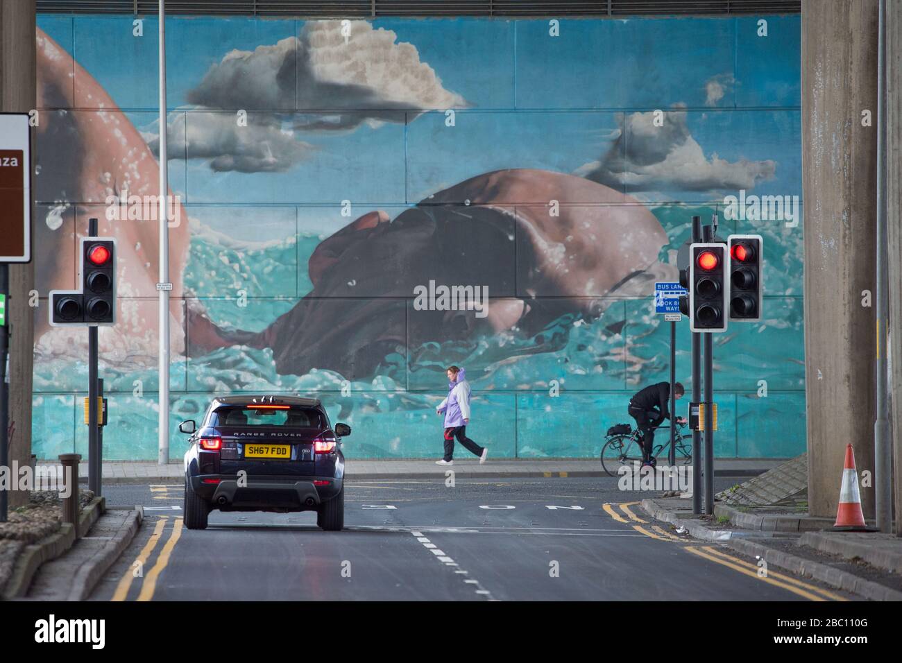 Glasgow, Großbritannien. April 2020. Straßenszenen, die ruhige Straßen unter der Kingston Bridge während der Covid19 Lockdown in Glasgow zeigen, die normalerweise mit Warteschlangenverkehr beschäftigt wären. Kredit: Colin Fisher/Alamy Live News Stockfoto