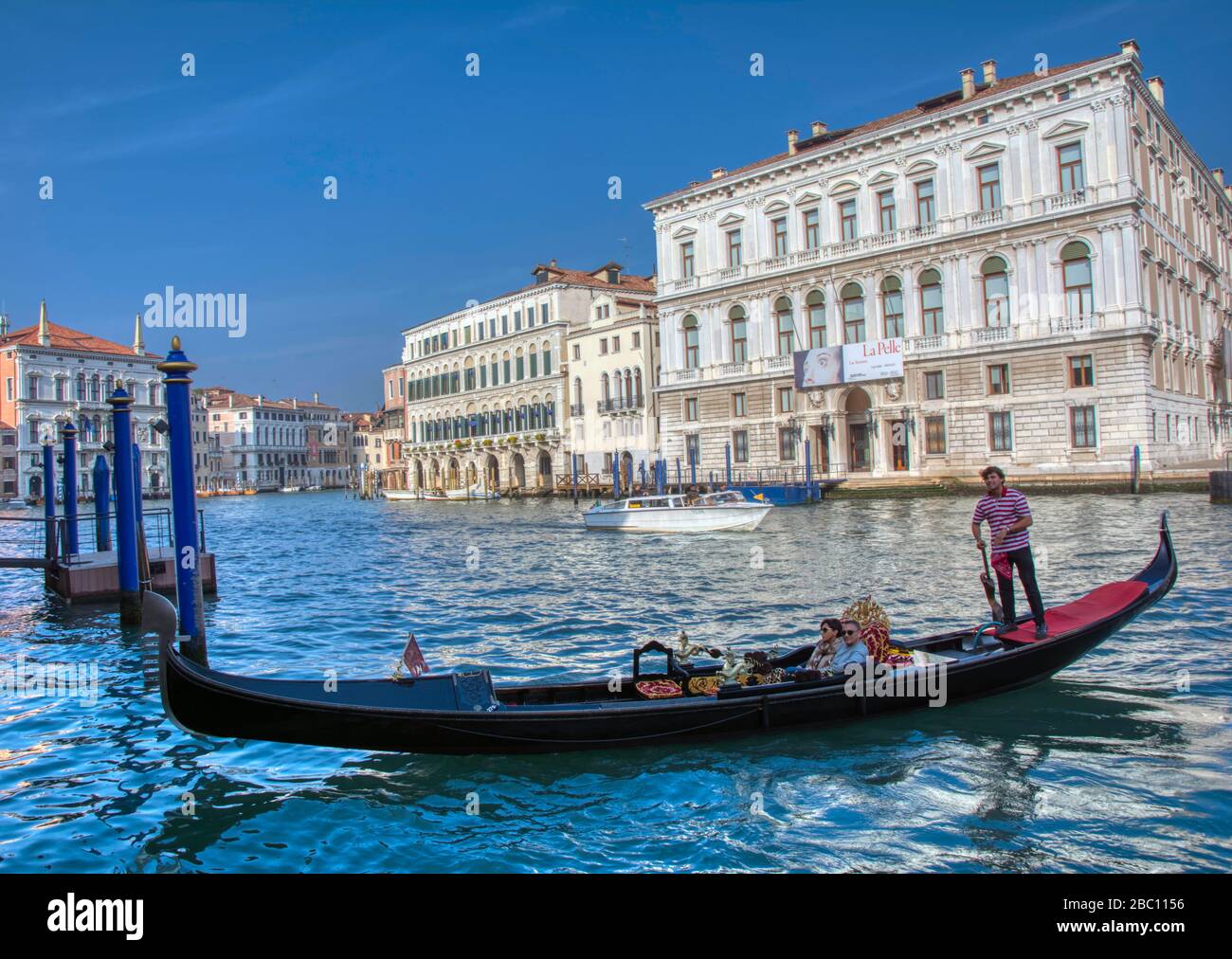 Venedig, Italien, 12. Oktober 2019: Touristen reisen auf der Gondel am Kanal in Venedig, Italien. Gondelfahrt ist die beliebteste touristische Aktivität in Venedig. Stockfoto