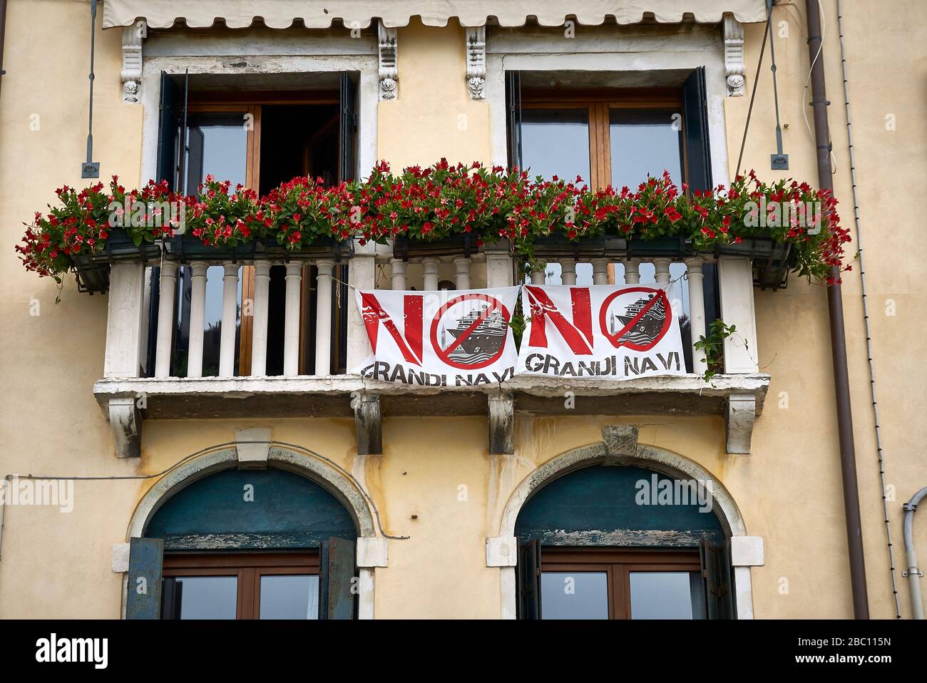 Nein zu Kreuzfahrtschiffen in Venedig. Protest gegen die zunehmende Fahrt von Kreuzfahrtschiffen, die Venedig besuchen. Stockfoto