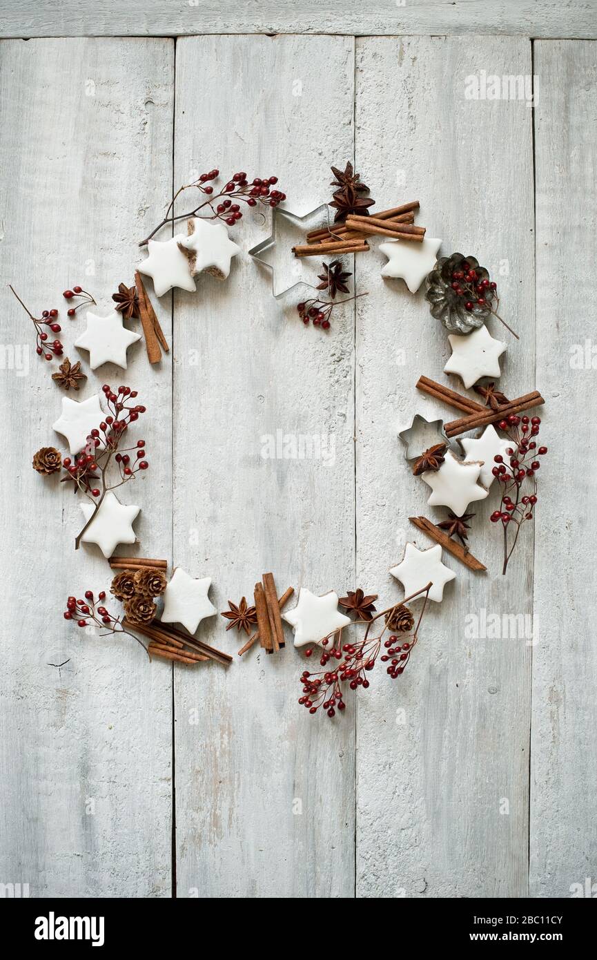 Hagebutten sternanis im kreis angeordnet -Fotos und -Bildmaterial in ... Hagebutten sternanis im kreis angeordnet -Fotos und -Bildmaterial in ...