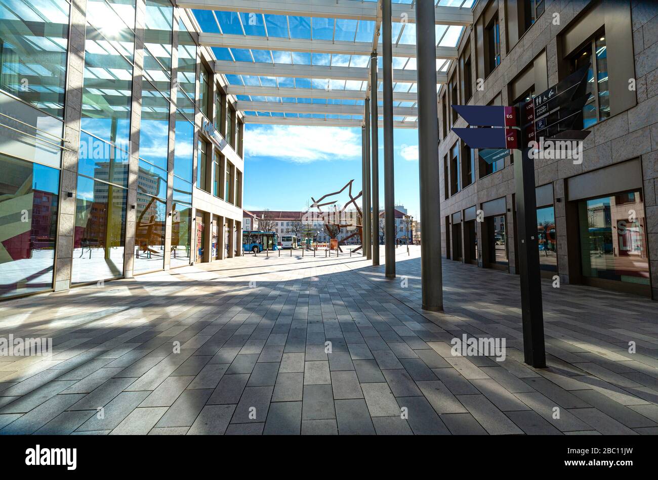 Moderne Architektur. Eine Stadt in Deutschland. Glaswände. Große Standorte. Ein modernes Einkaufszentrum. Frühling in der Stadt. Ein Ort zum Spaziergehen. Stockfoto